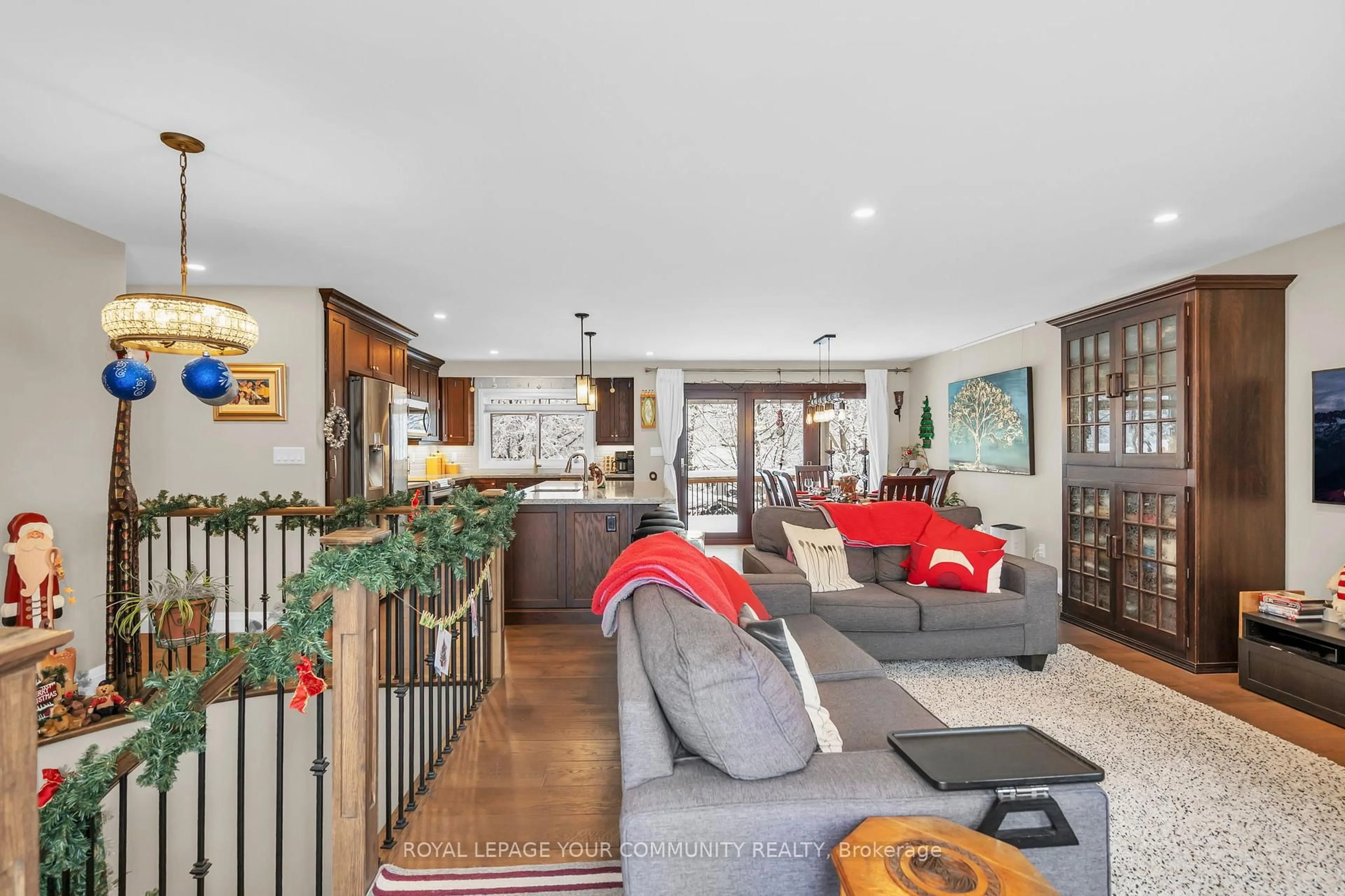 Living room with furniture, unknown for 11 Summit Cres, East Gwillimbury Ontario L9N 1C1