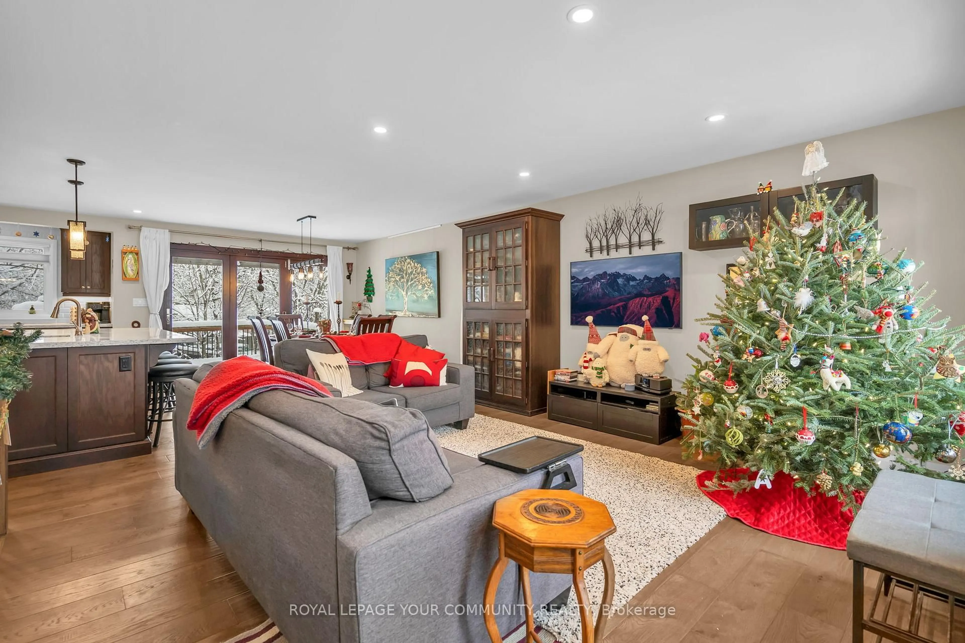 Living room with furniture, unknown for 11 Summit Cres, East Gwillimbury Ontario L9N 1C1