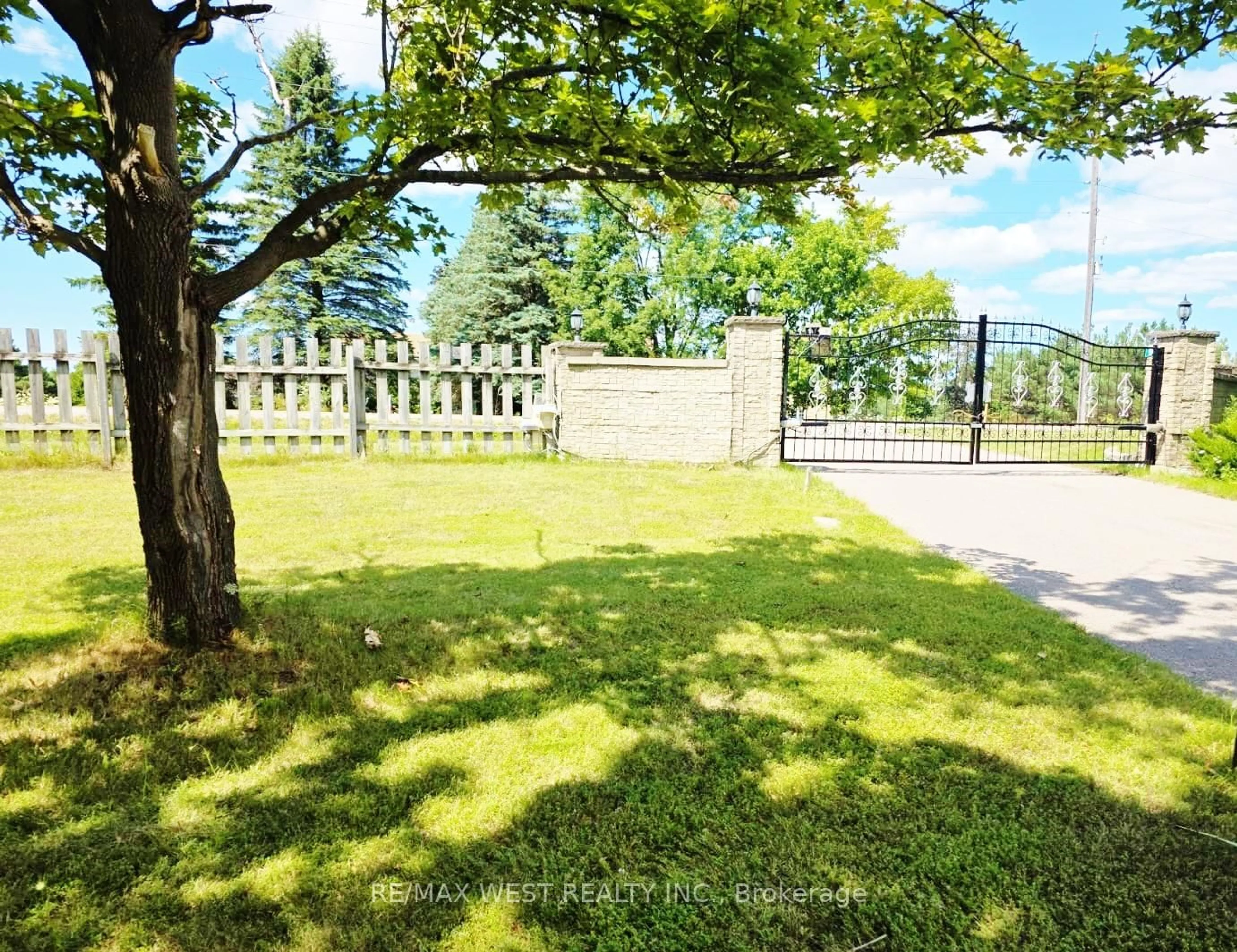 A pic from outside/outdoor area/front of a property/back of a property/a pic from drone, street for 661 Regional Road 21, Uxbridge Ontario L9L 1B5