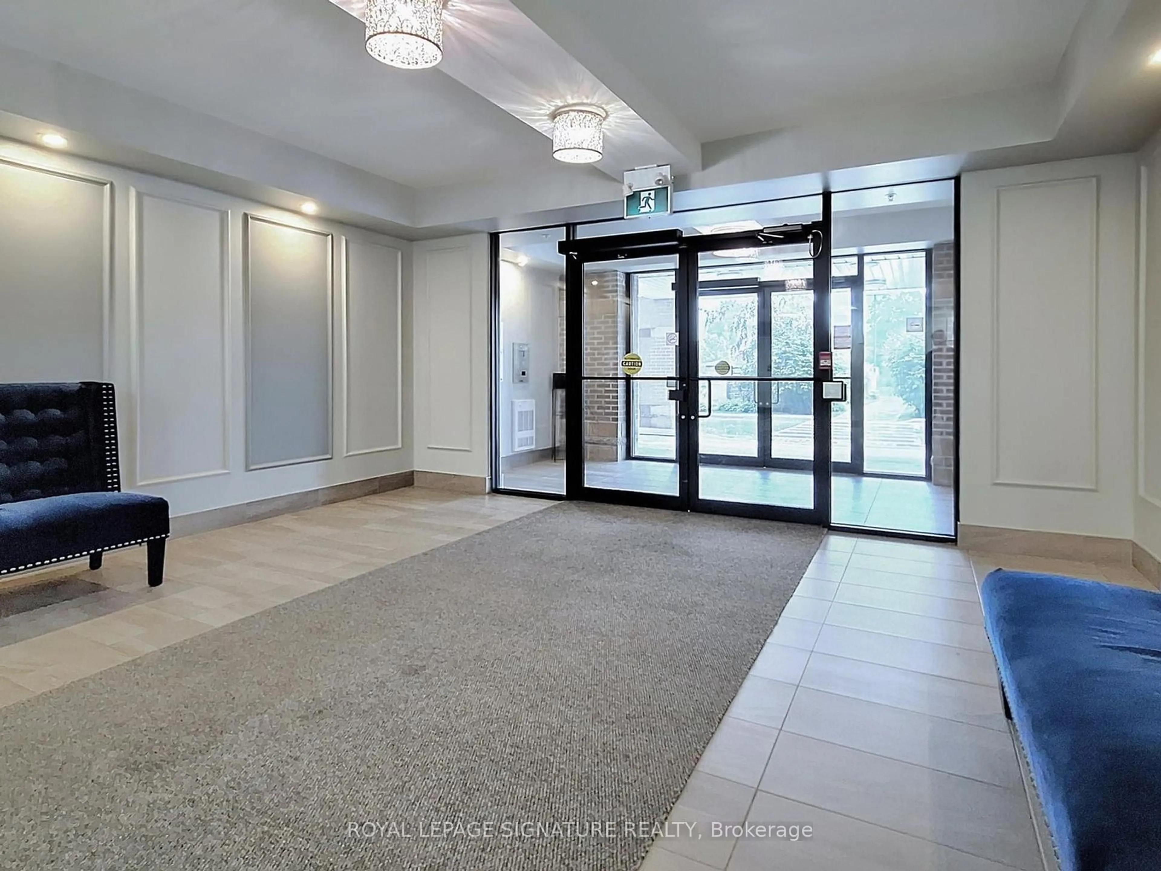 Indoor foyer for 481 Rupert Ave #114, Whitchurch-Stouffville Ontario L4A 1Y7