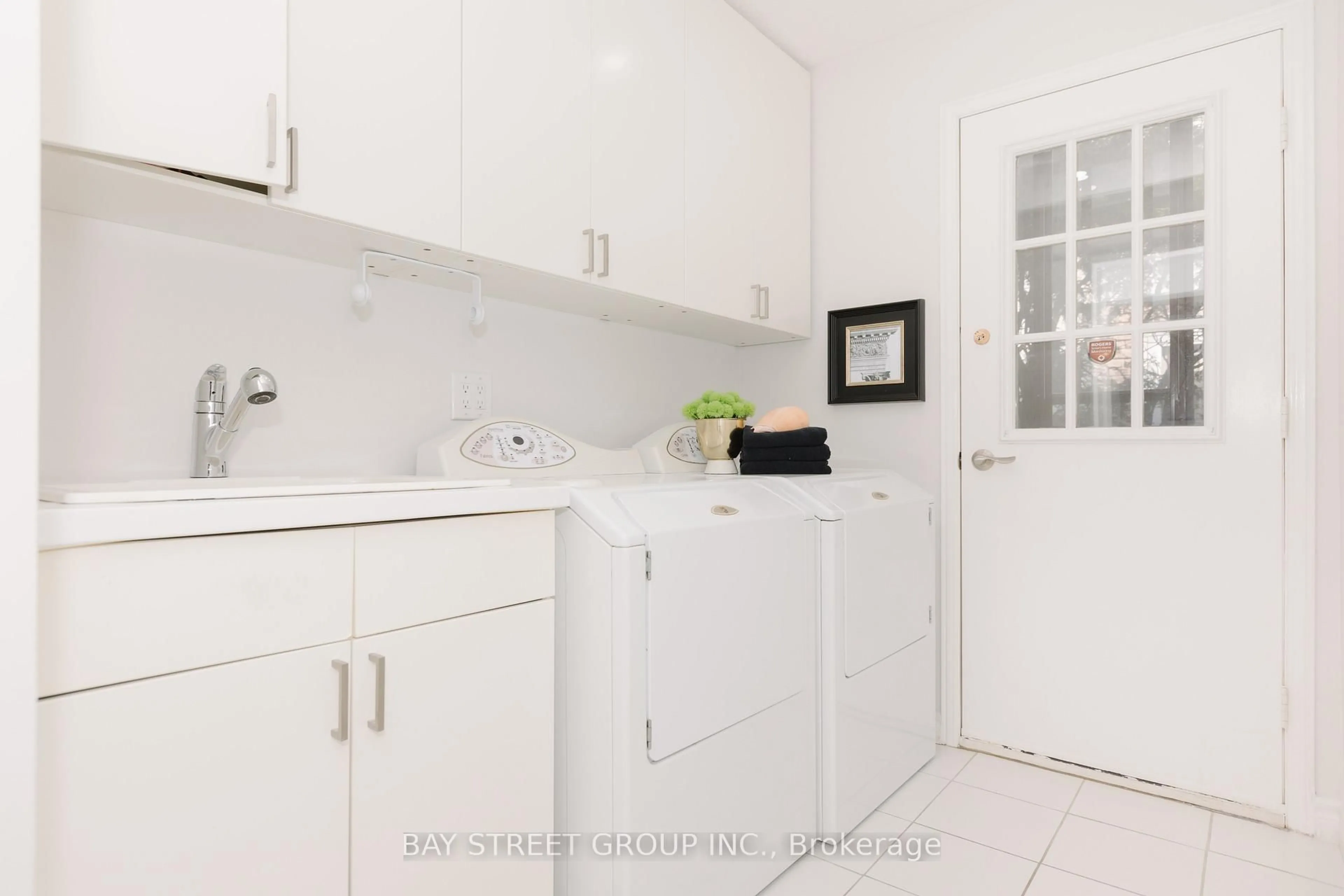 Standard kitchen, ceramic/tile floor for 75 Breckonwood Cres, Markham Ontario L3T 5G8