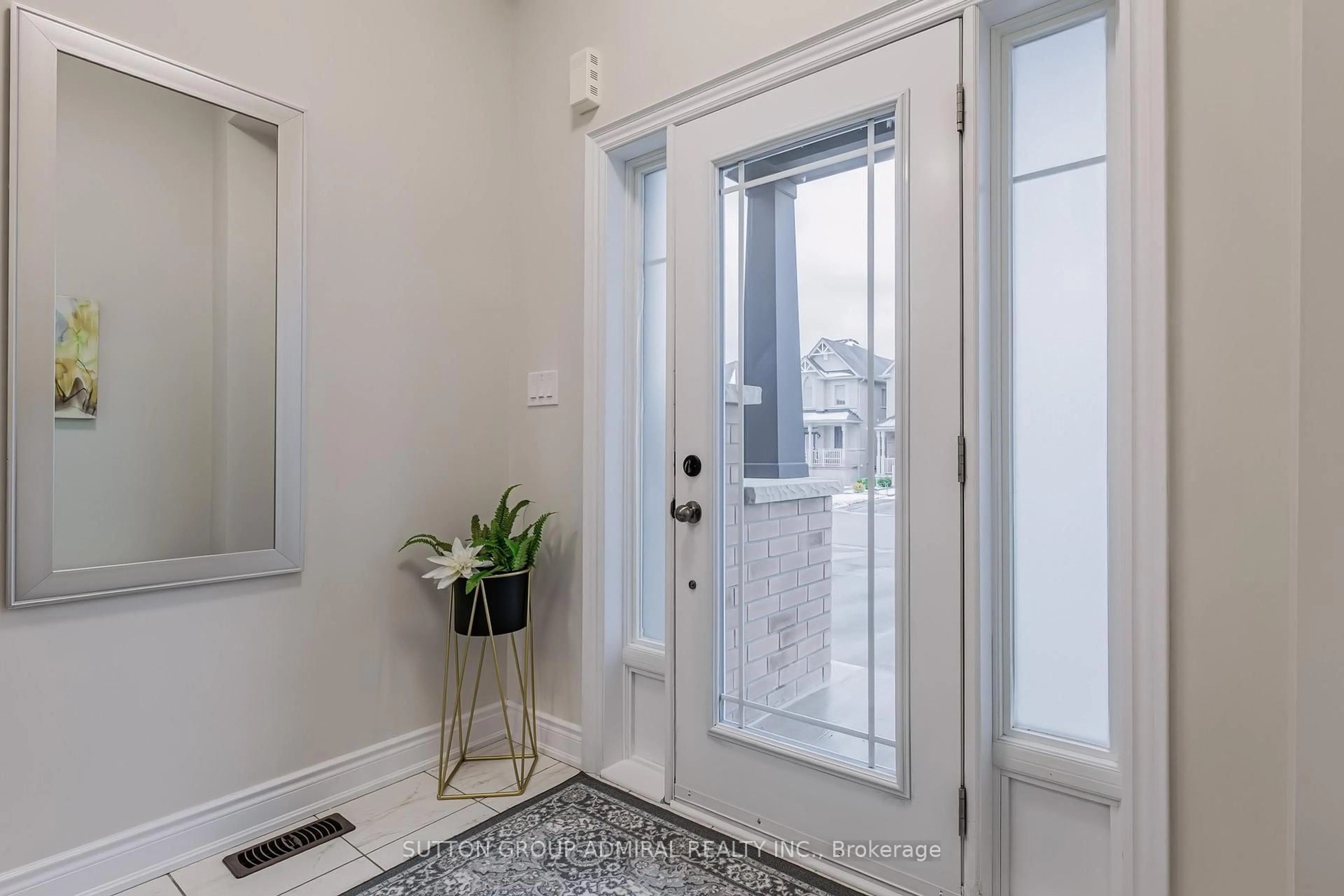 Indoor entryway for 123 Arnold Cres, New Tecumseth Ontario L9R 0T5