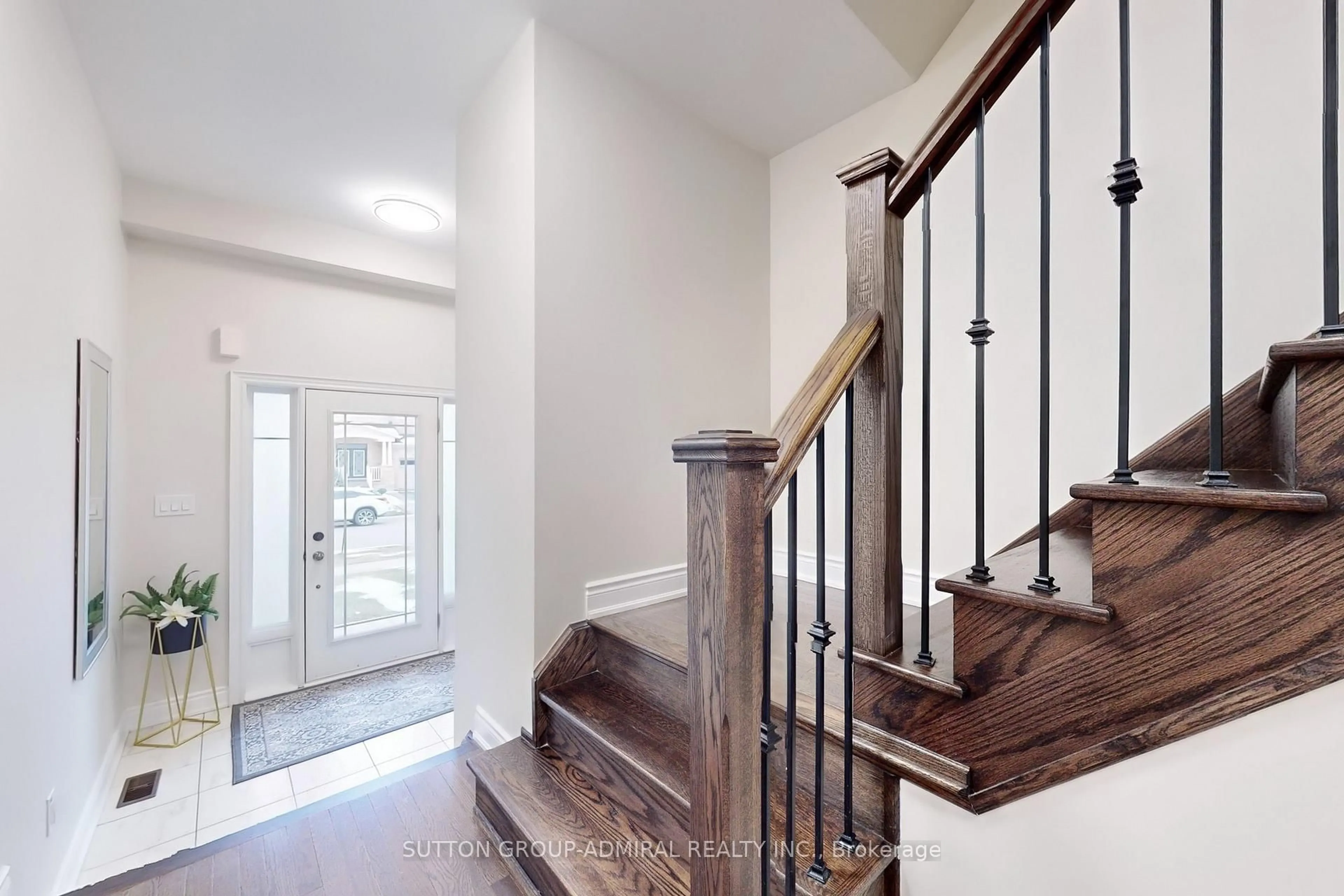 Indoor entryway for 123 Arnold Cres, New Tecumseth Ontario L9R 0T5