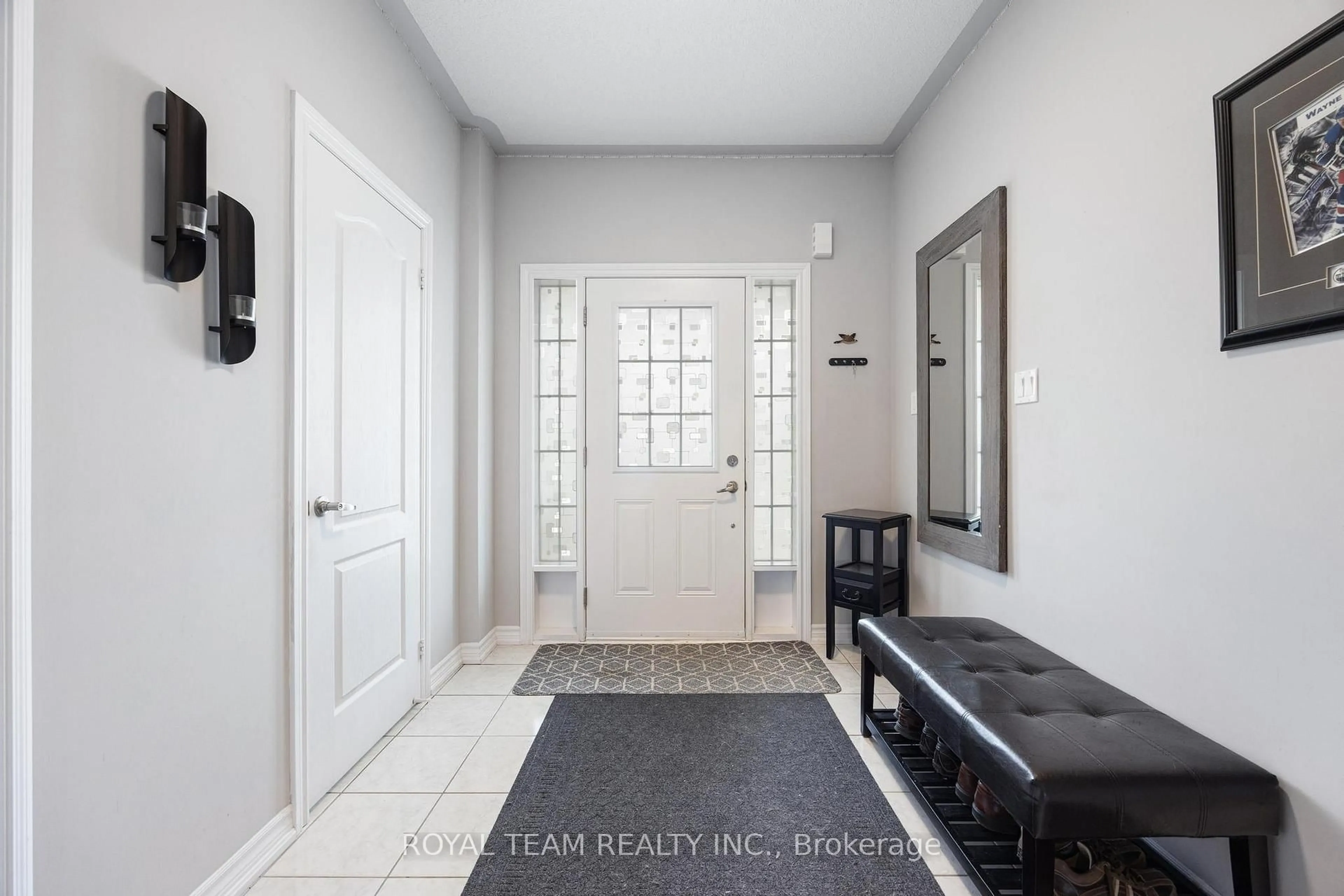 Indoor entryway for 218 Richardson Cres, Bradford West Gwillimbury Ontario L3Z 0R6