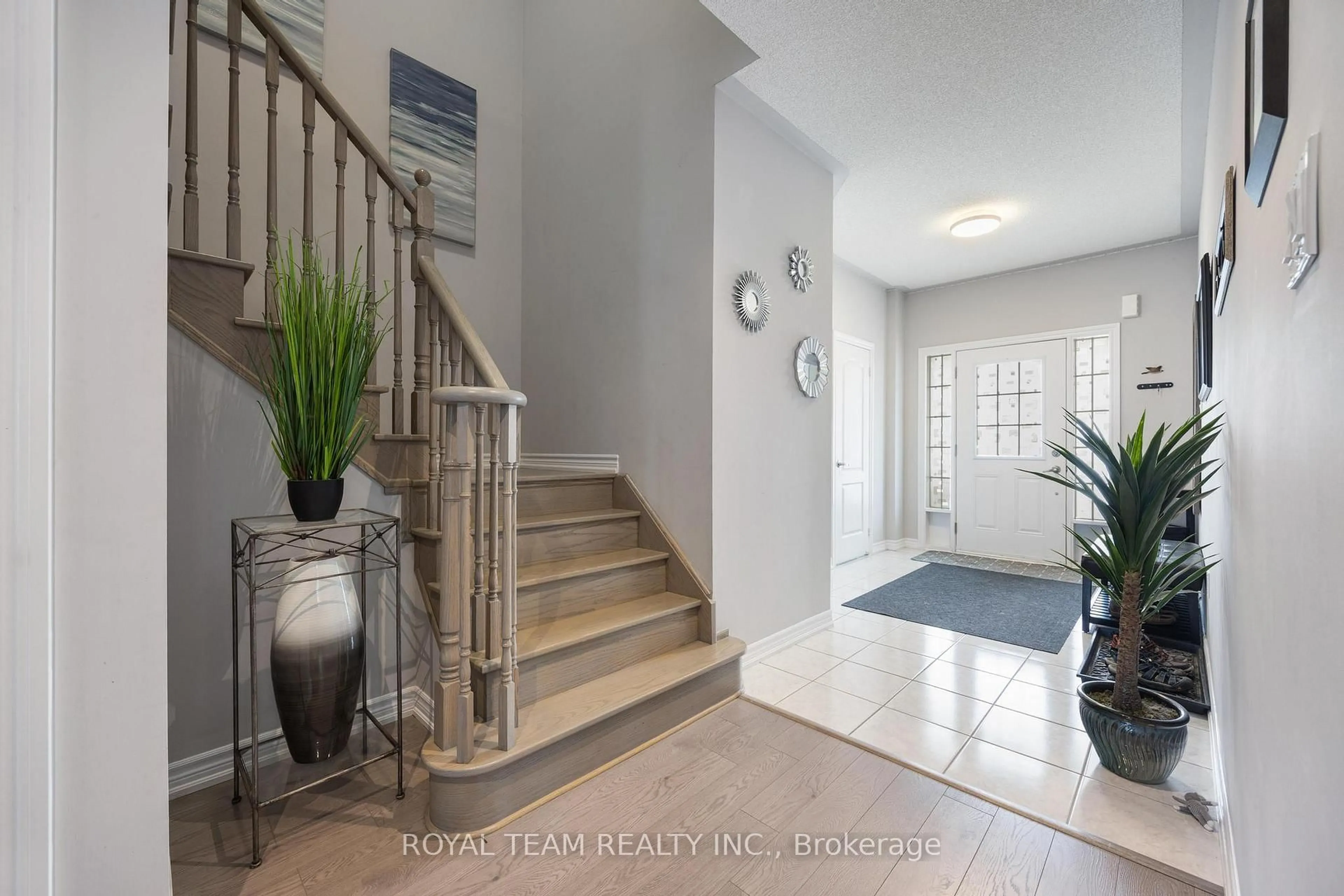 Indoor entryway for 218 Richardson Cres, Bradford West Gwillimbury Ontario L3Z 0R6