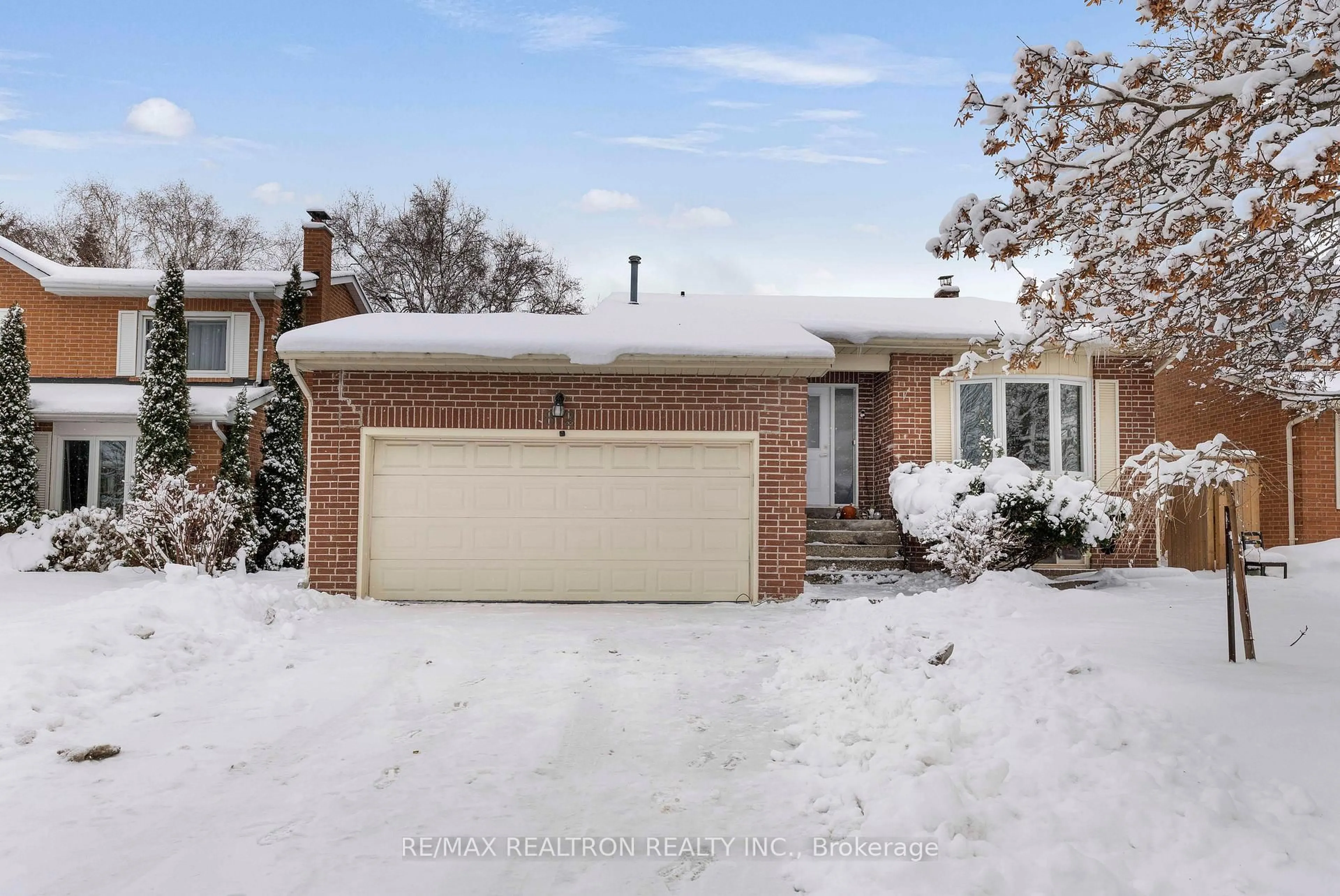 Home with brick exterior material, street for 82 Kingston Rd, Newmarket Ontario L3Y 5W7