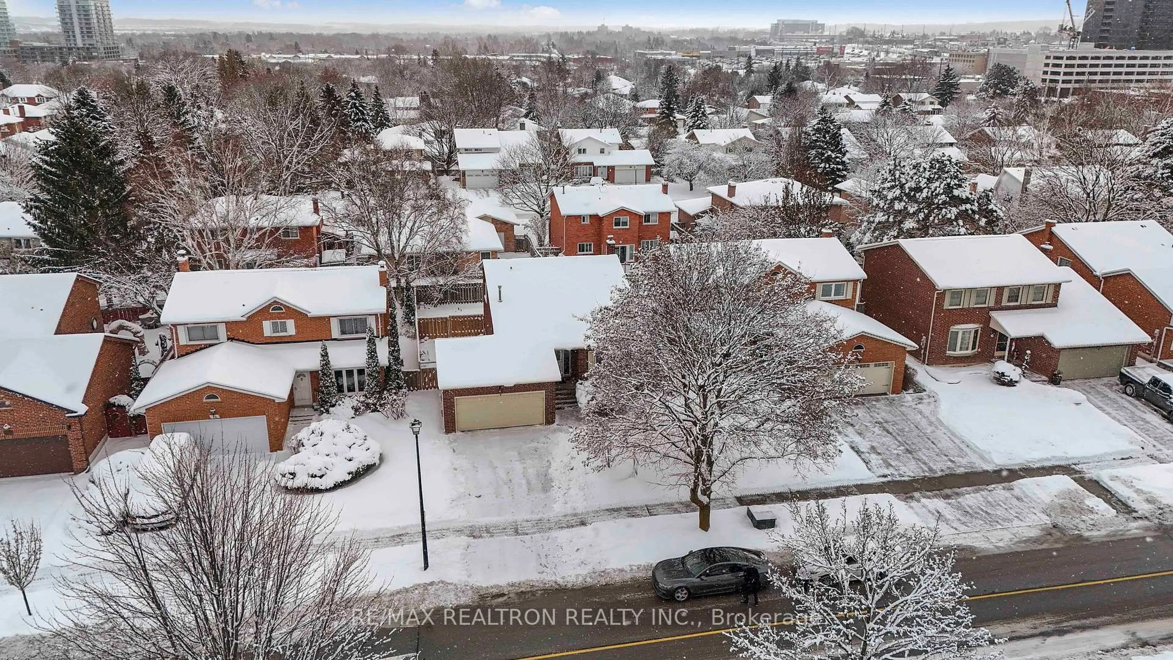 A pic from outside/outdoor area/front of a property/back of a property/a pic from drone, unknown for 82 Kingston Rd, Newmarket Ontario L3Y 5W7