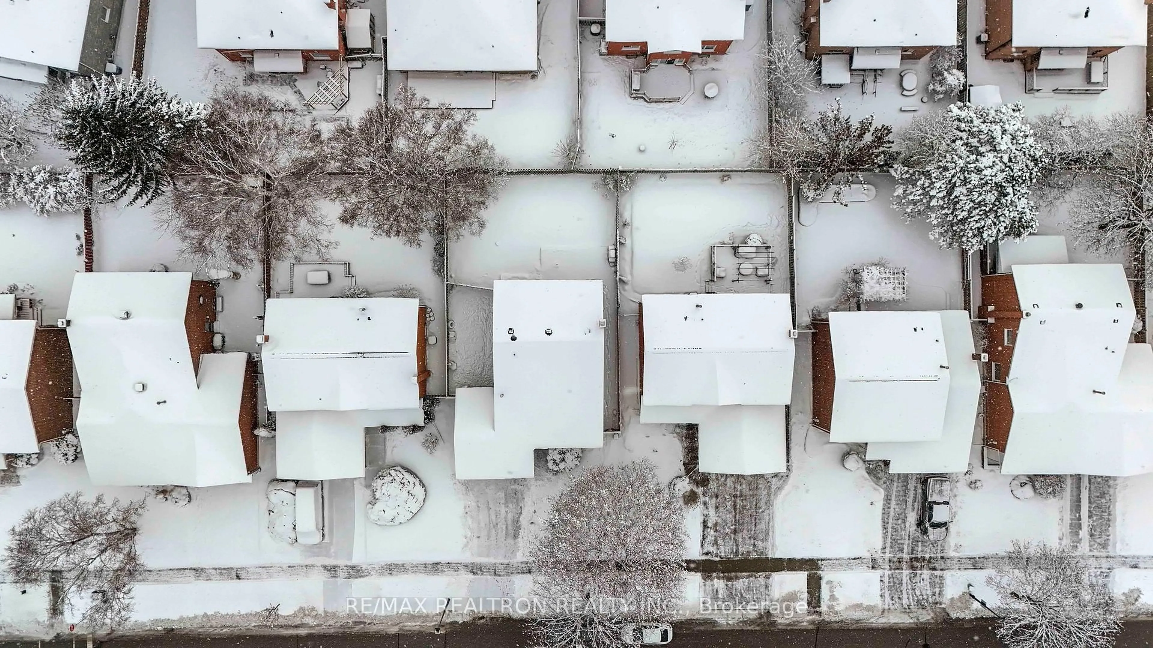 A pic from outside/outdoor area/front of a property/back of a property/a pic from drone, street for 82 Kingston Rd, Newmarket Ontario L3Y 5W7