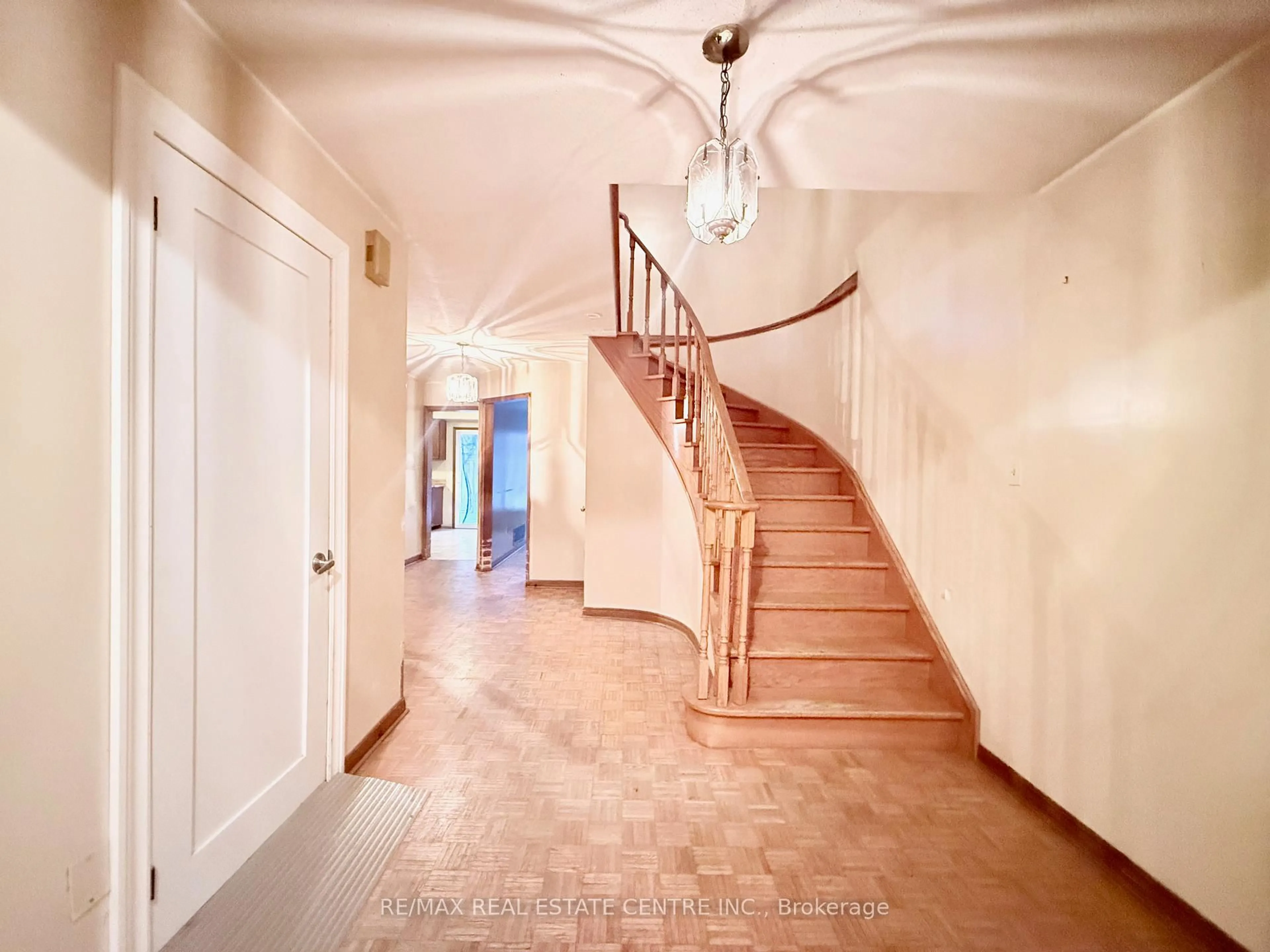 Indoor foyer for 320 Brownridge Dr, Vaughan Ontario L4J 5X1