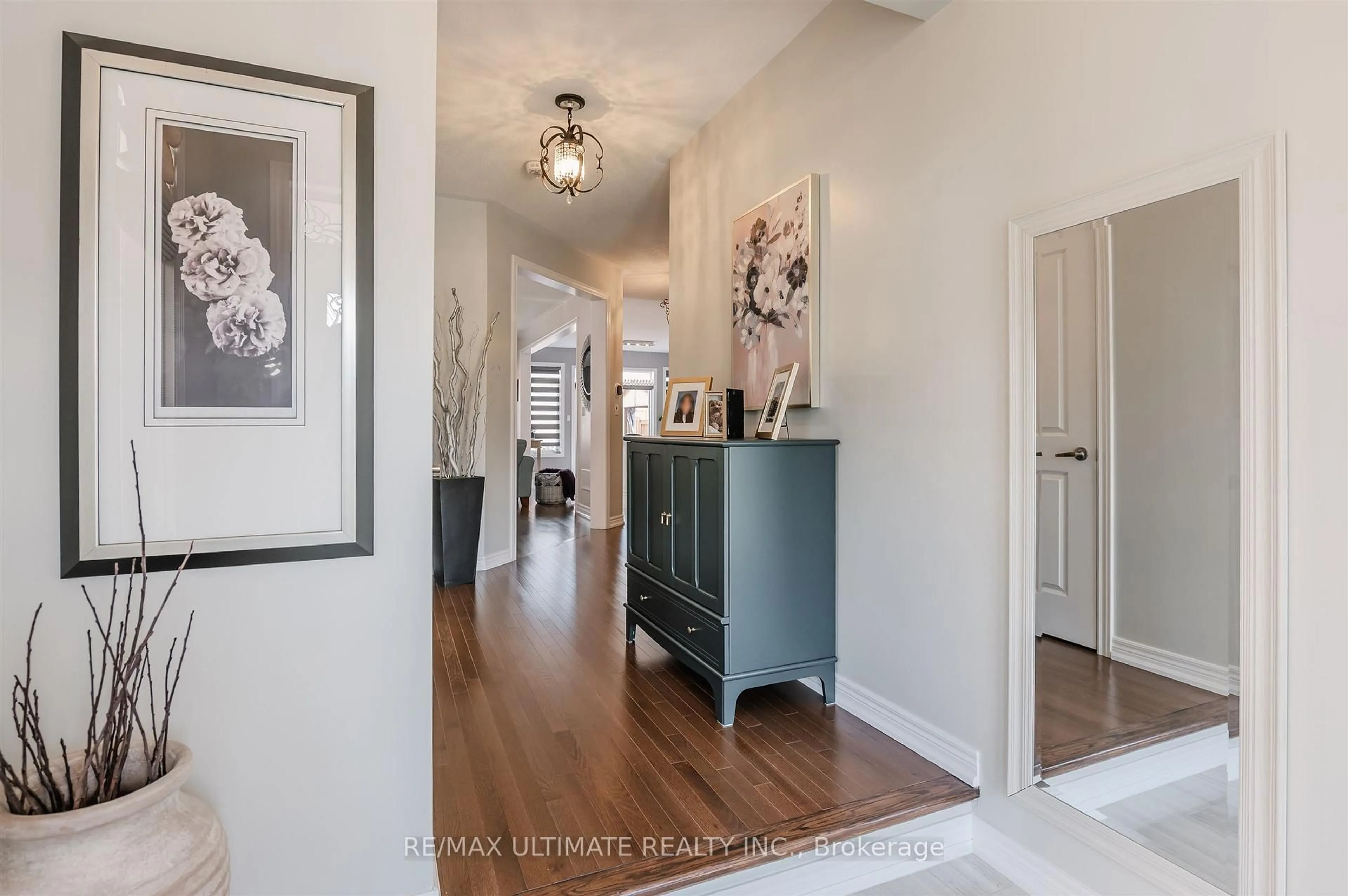 Indoor entryway for 47 Lewis Ave, Bradford West Gwillimbury Ontario L3Z 0X2