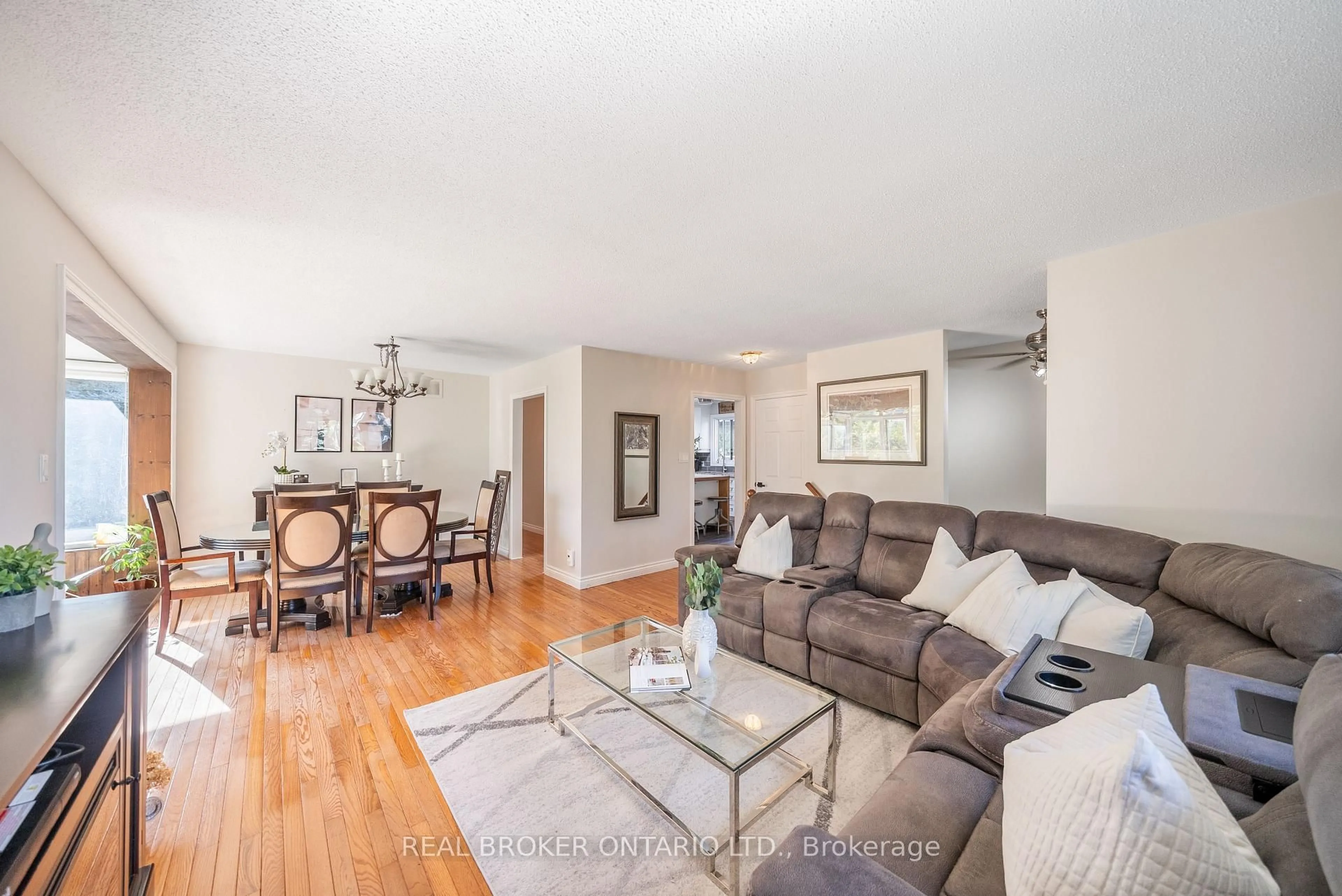 Living room with furniture, wood/laminate floor for 118 Patterson St, New Tecumseth Ontario L0G 1A0