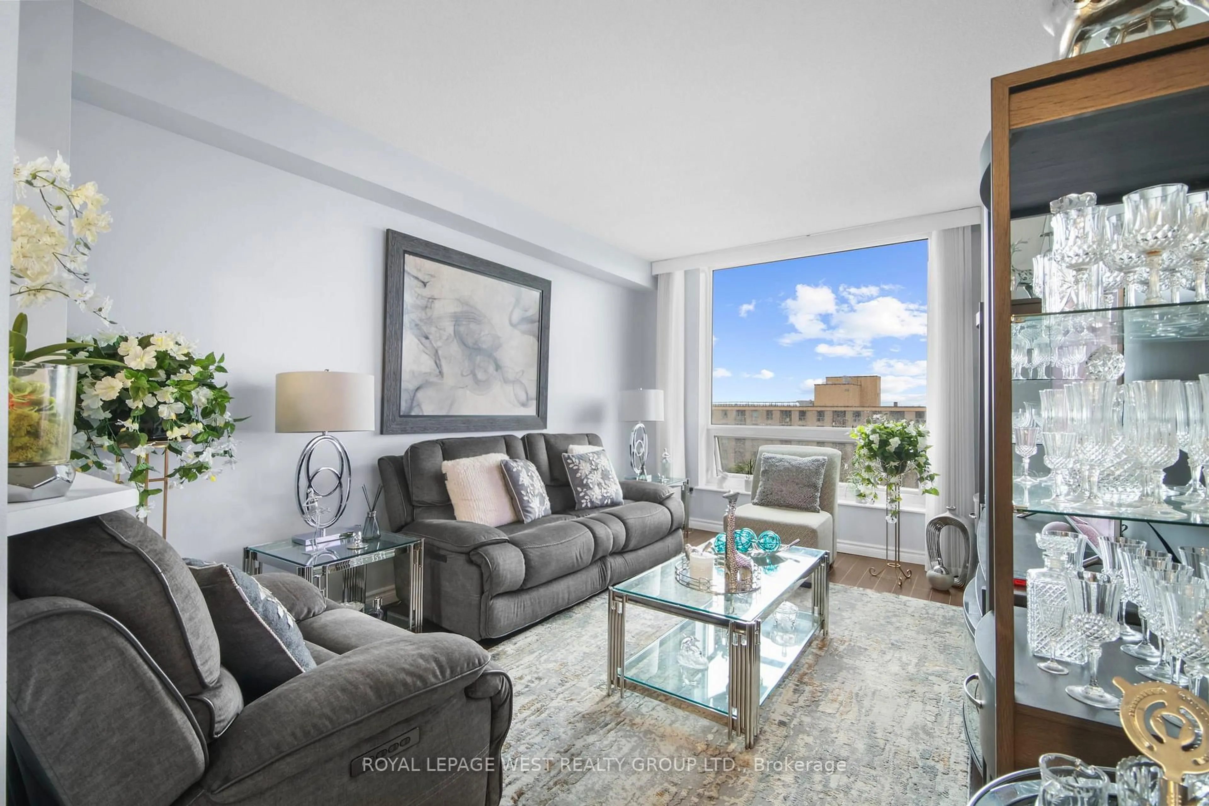 Living room with furniture, unknown for 326 Major Mackenzie Dr #805, Richmond Hill Ontario L4C 8T4