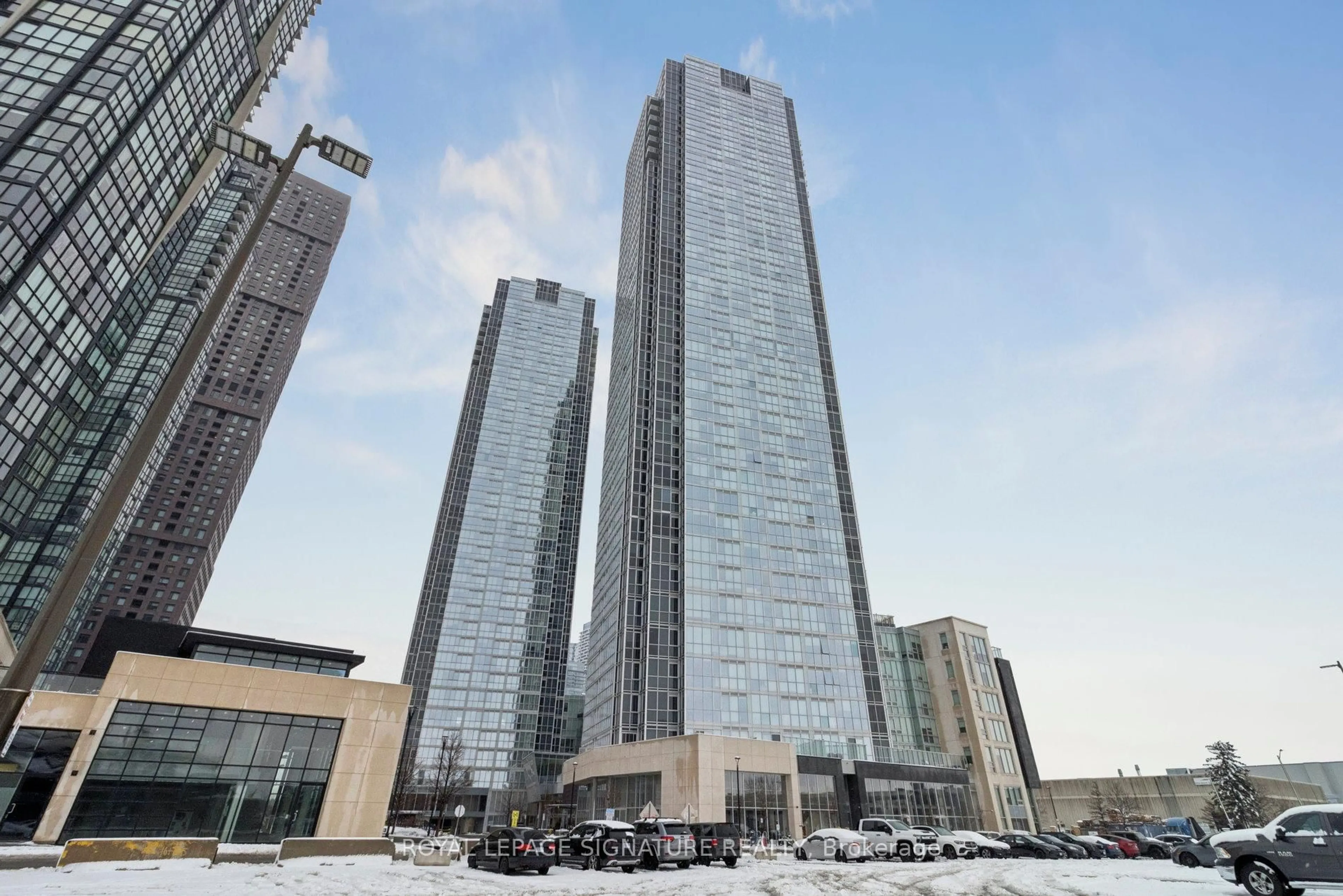 Indoor foyer for 2908 Hwy 7 #525, Vaughan Ontario L4K 0K5