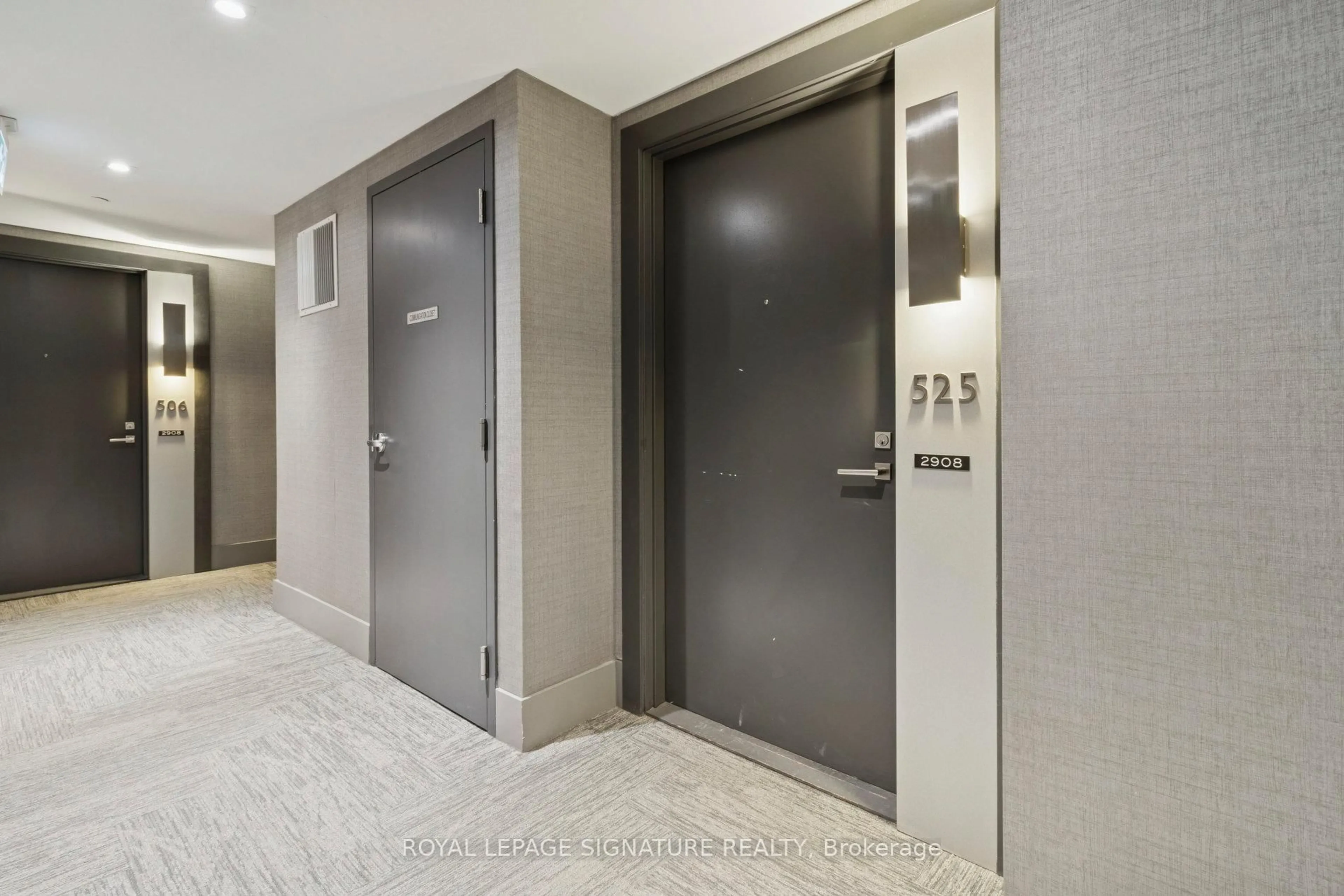 Indoor foyer for 2908 Hwy 7 #525, Vaughan Ontario L4K 0K5