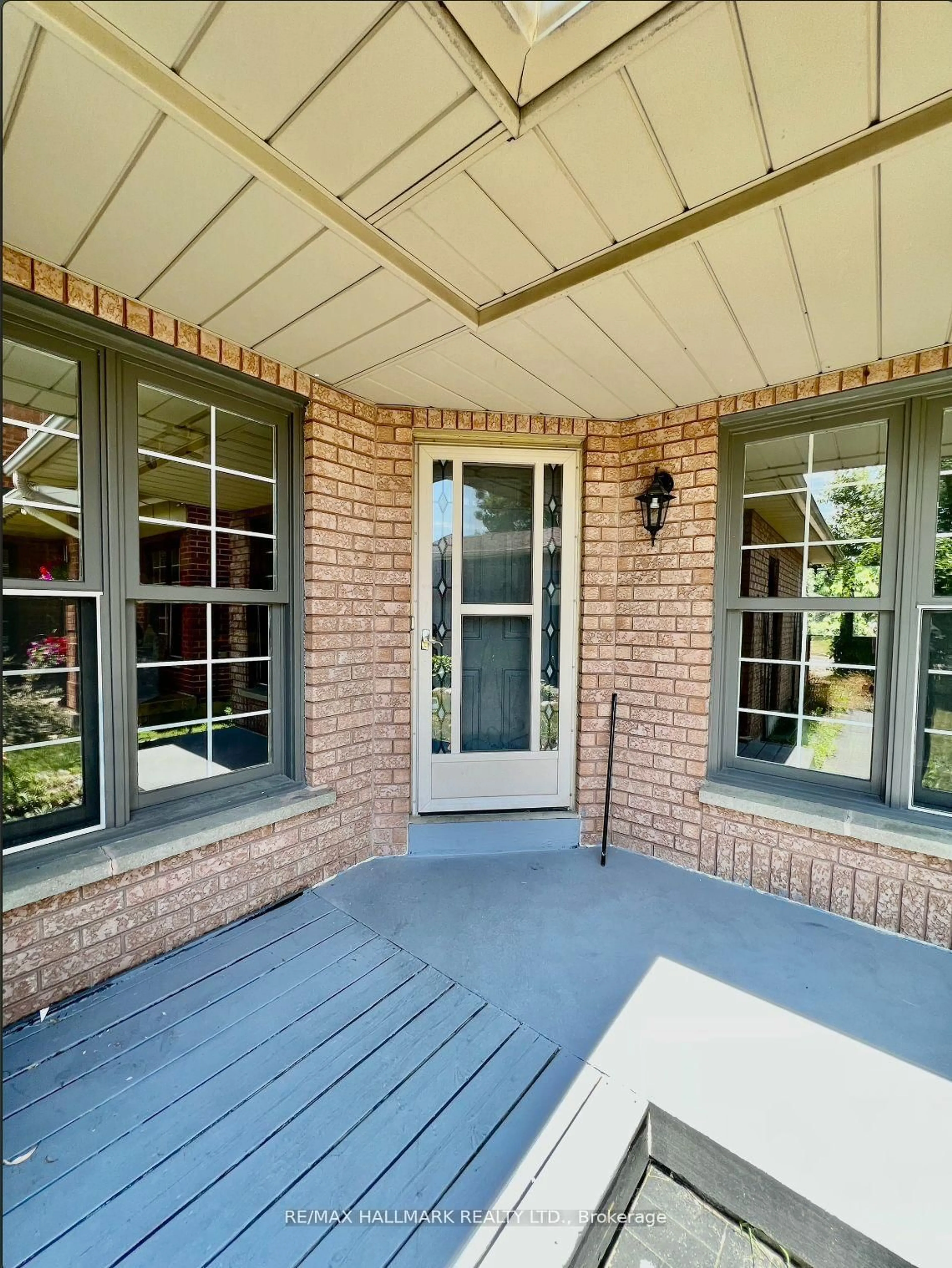 Unknown for 393 pickering Cres, Newmarket Ontario L3Y 8G8