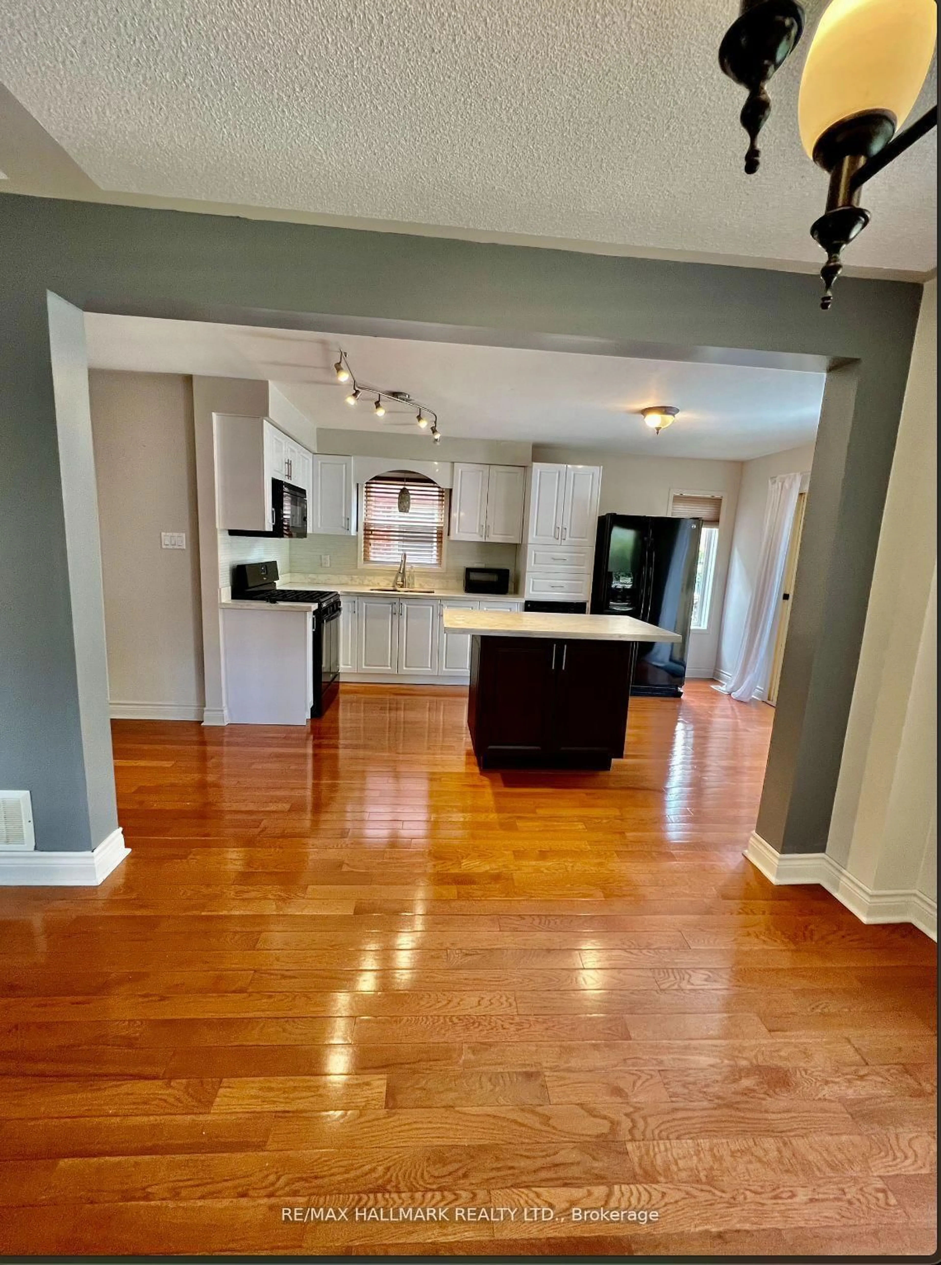 Open concept kitchen, unknown for 393 pickering Cres, Newmarket Ontario L3Y 8G8