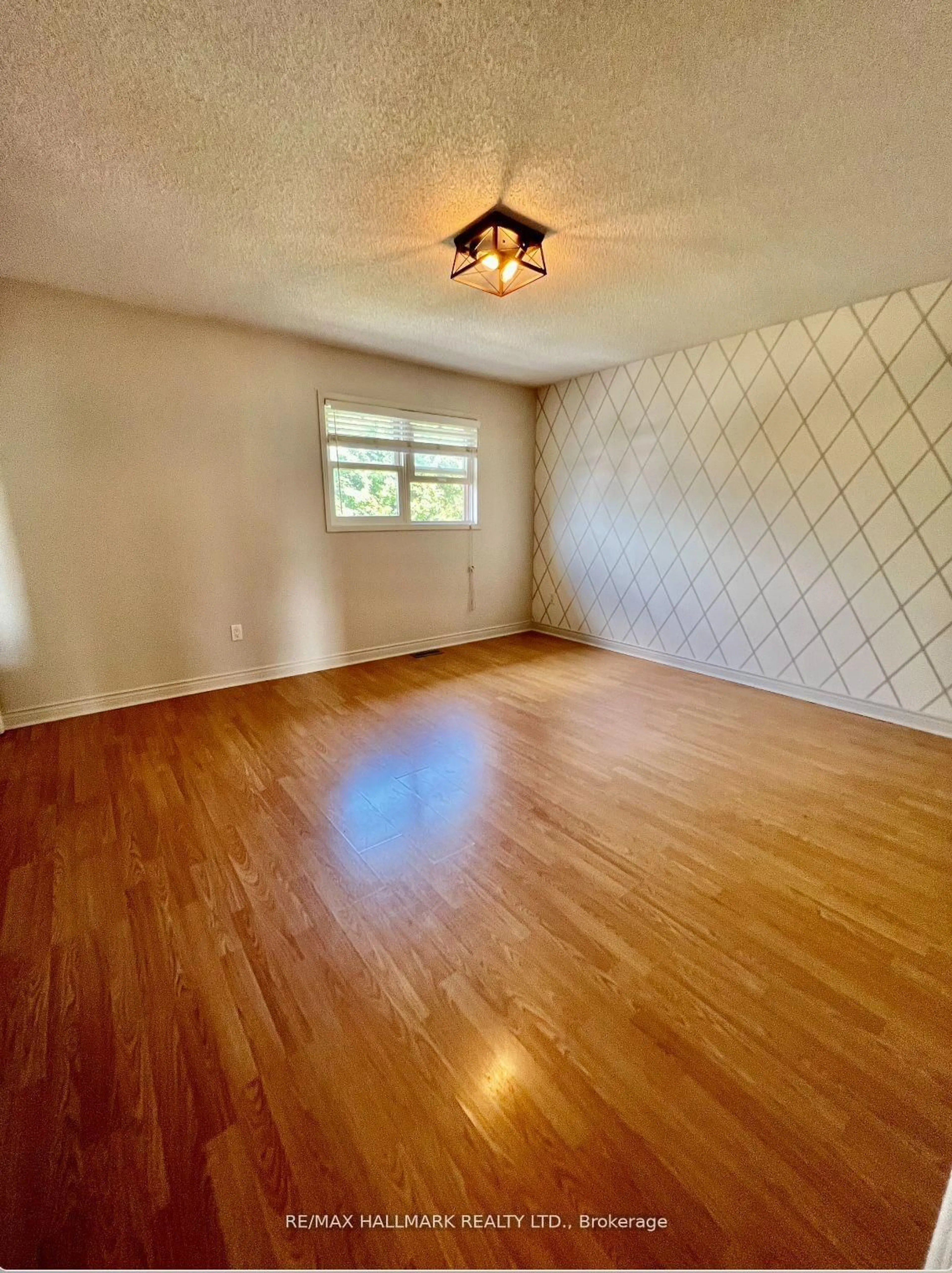 A pic of a room for 393 pickering Cres, Newmarket Ontario L3Y 8G8