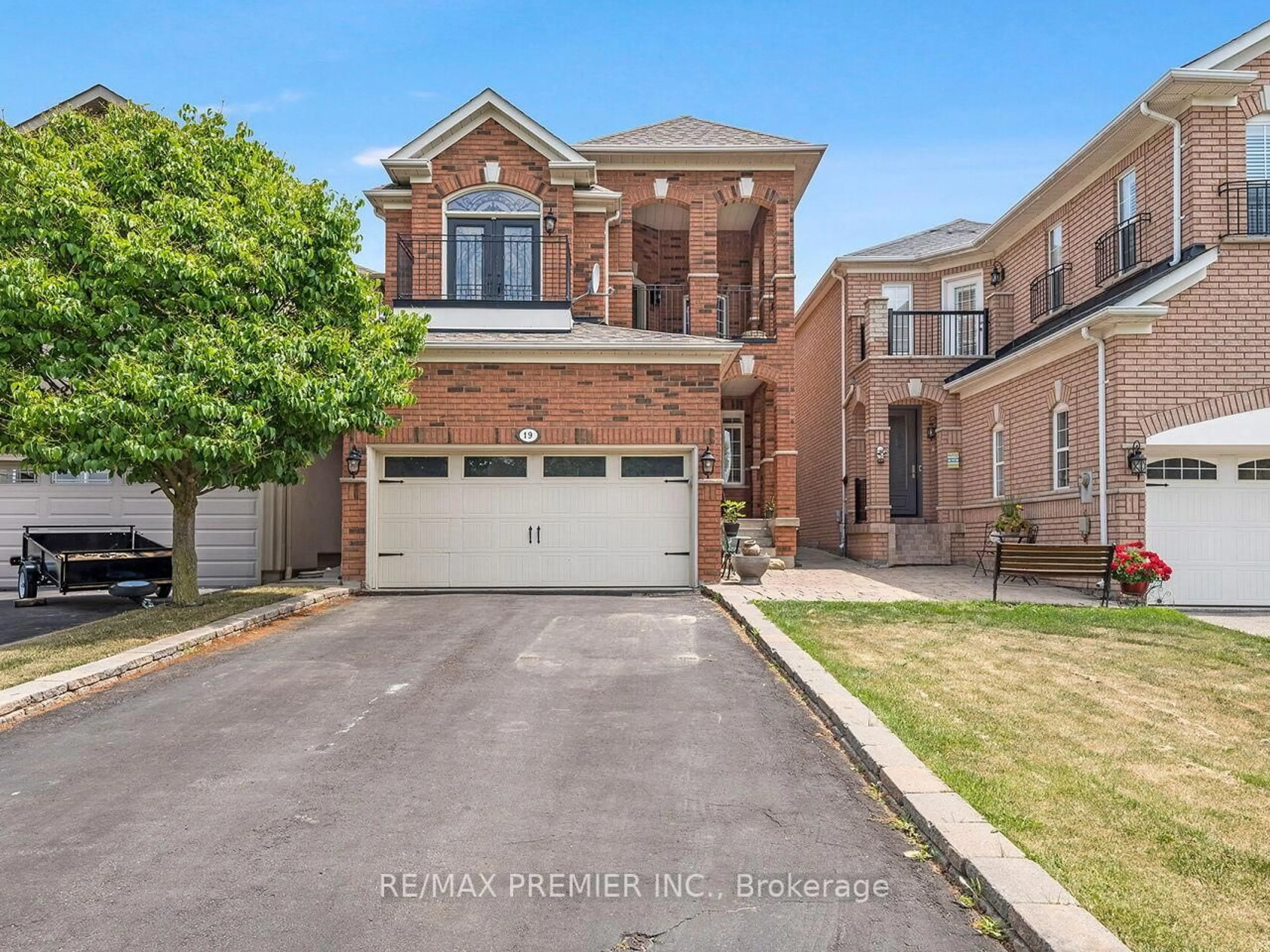Home with brick exterior material, street for 19 Medley Crt, Vaughan Ontario L6A 2R9