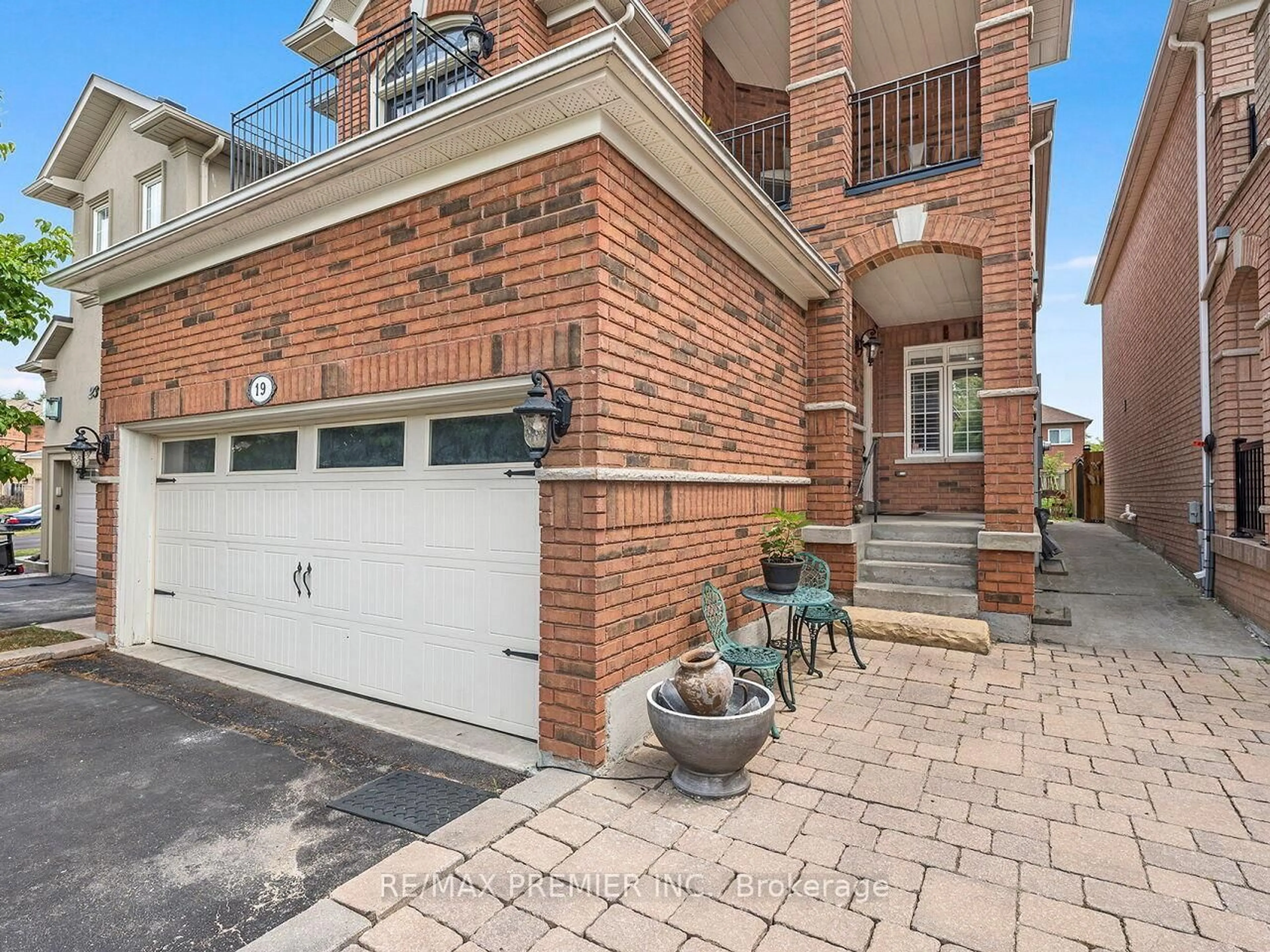 Home with brick exterior material, street for 19 Medley Crt, Vaughan Ontario L6A 2R9