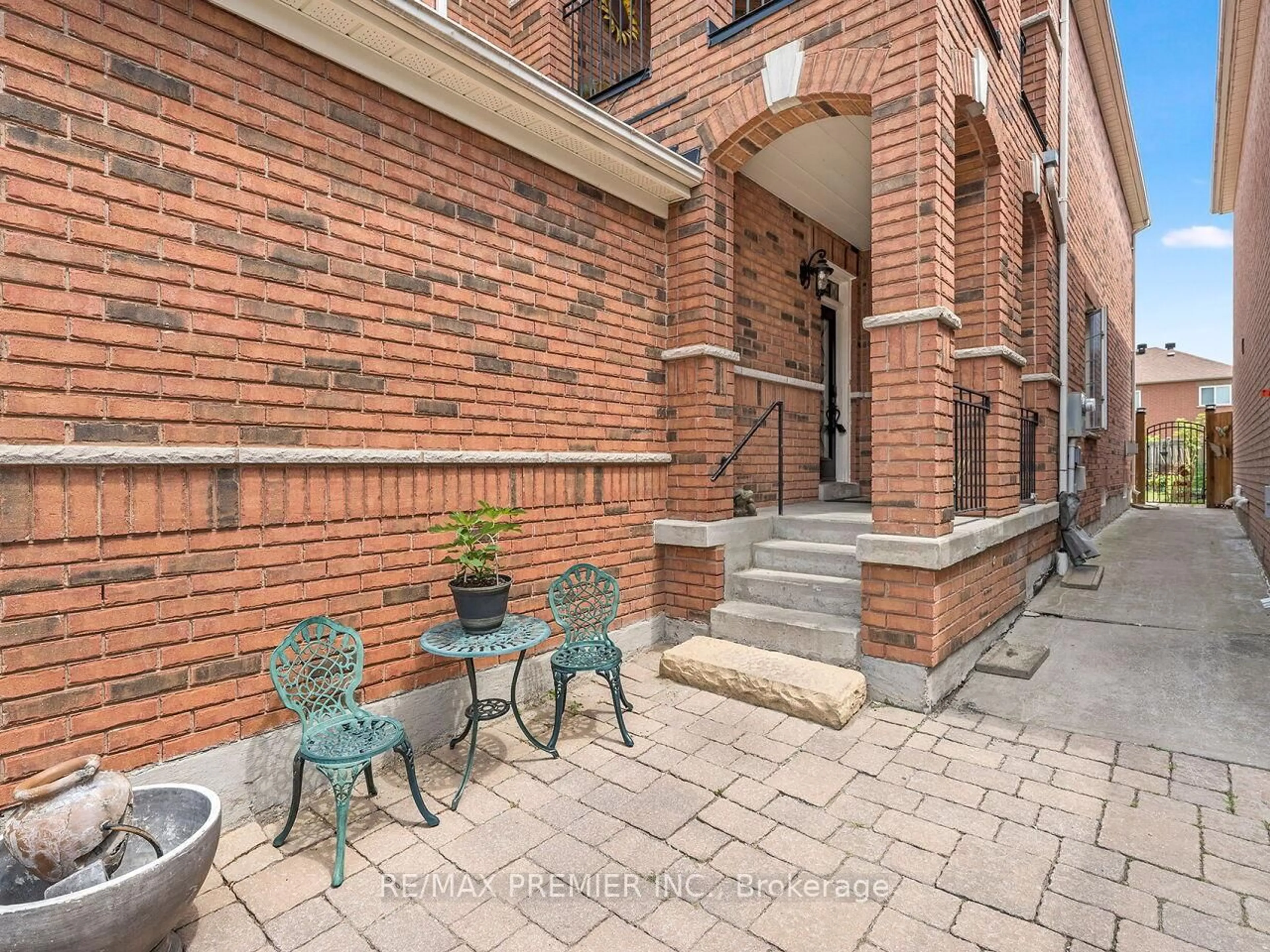 Patio, street for 19 Medley Crt, Vaughan Ontario L6A 2R9