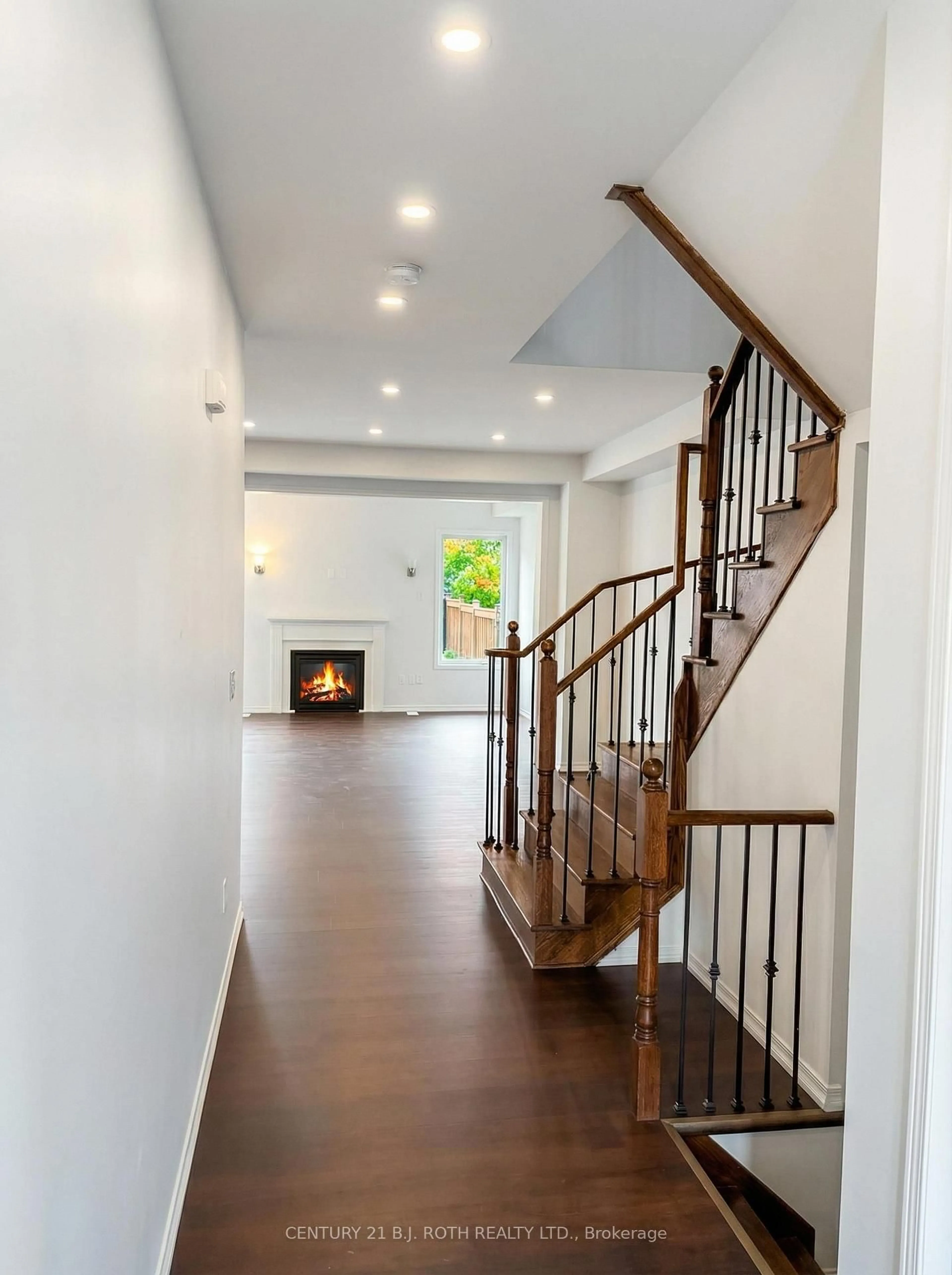 Indoor foyer for 23 Adams Rd, New Tecumseth Ontario L9R 0L1
