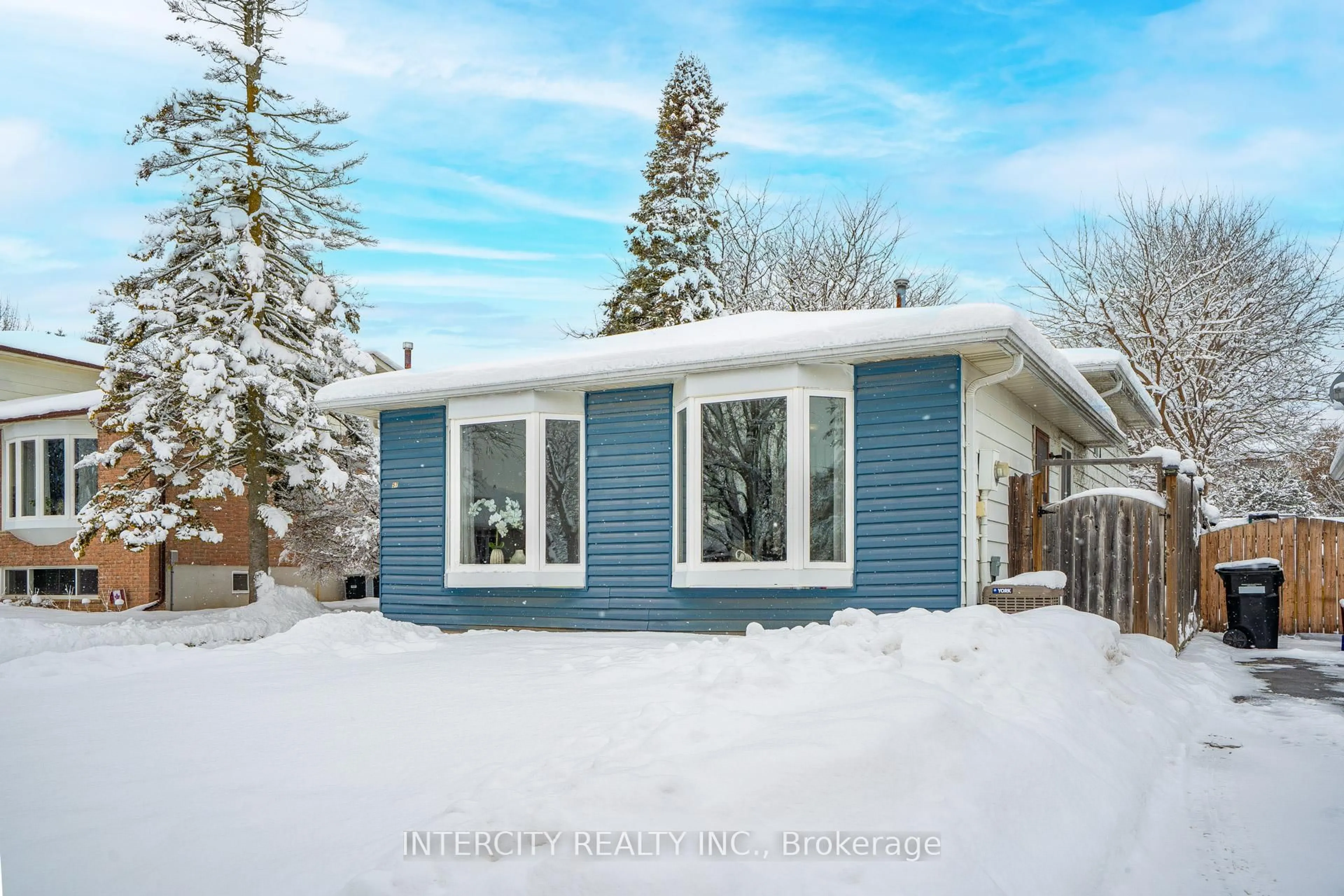 Home with vinyl exterior material, street for 57 Valleyview Cres, Bradford West Gwillimbury Ontario L3Z 1S8