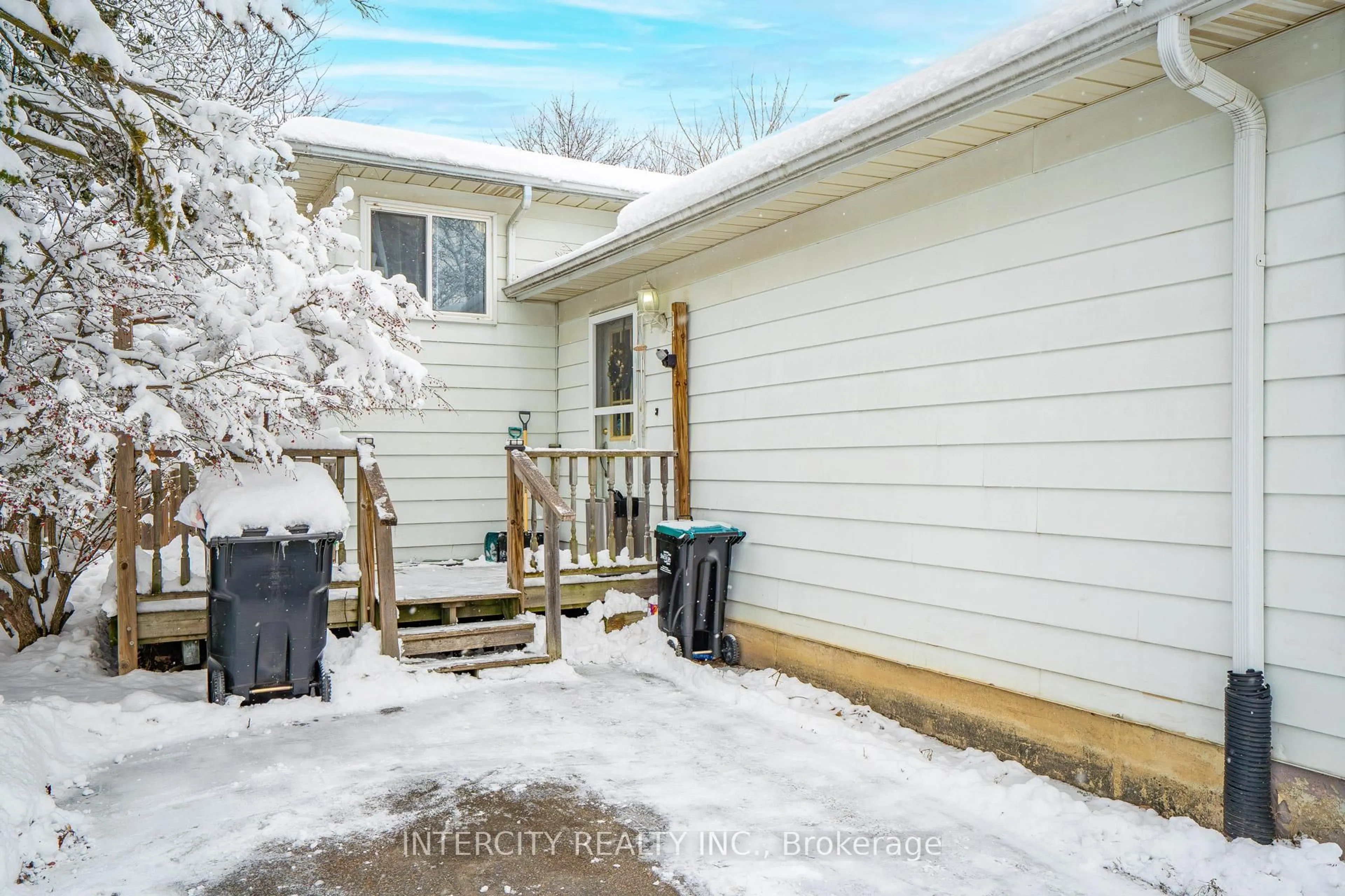 Patio, street for 57 Valleyview Cres, Bradford West Gwillimbury Ontario L3Z 1S8