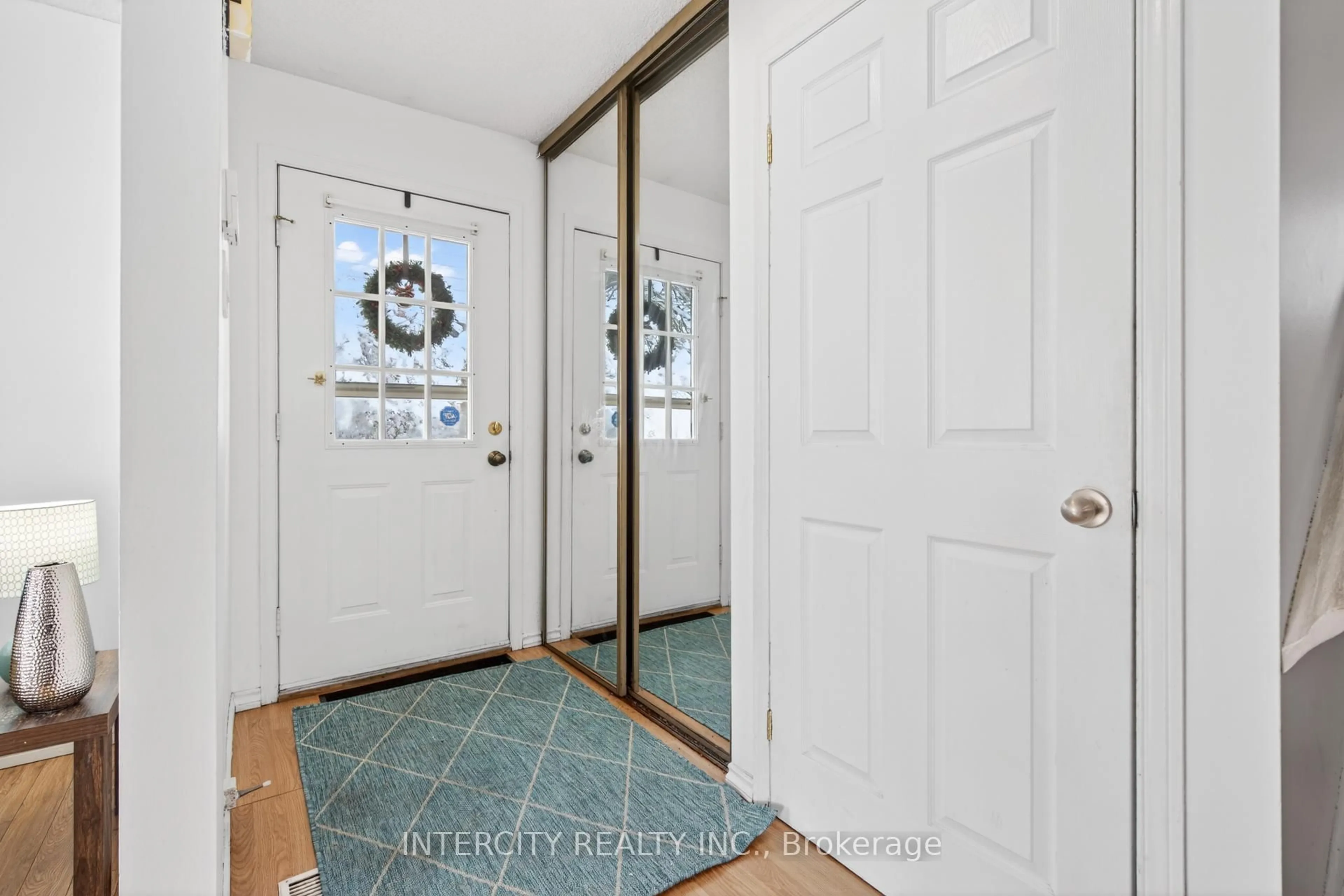 Indoor entryway for 57 Valleyview Cres, Bradford West Gwillimbury Ontario L3Z 1S8