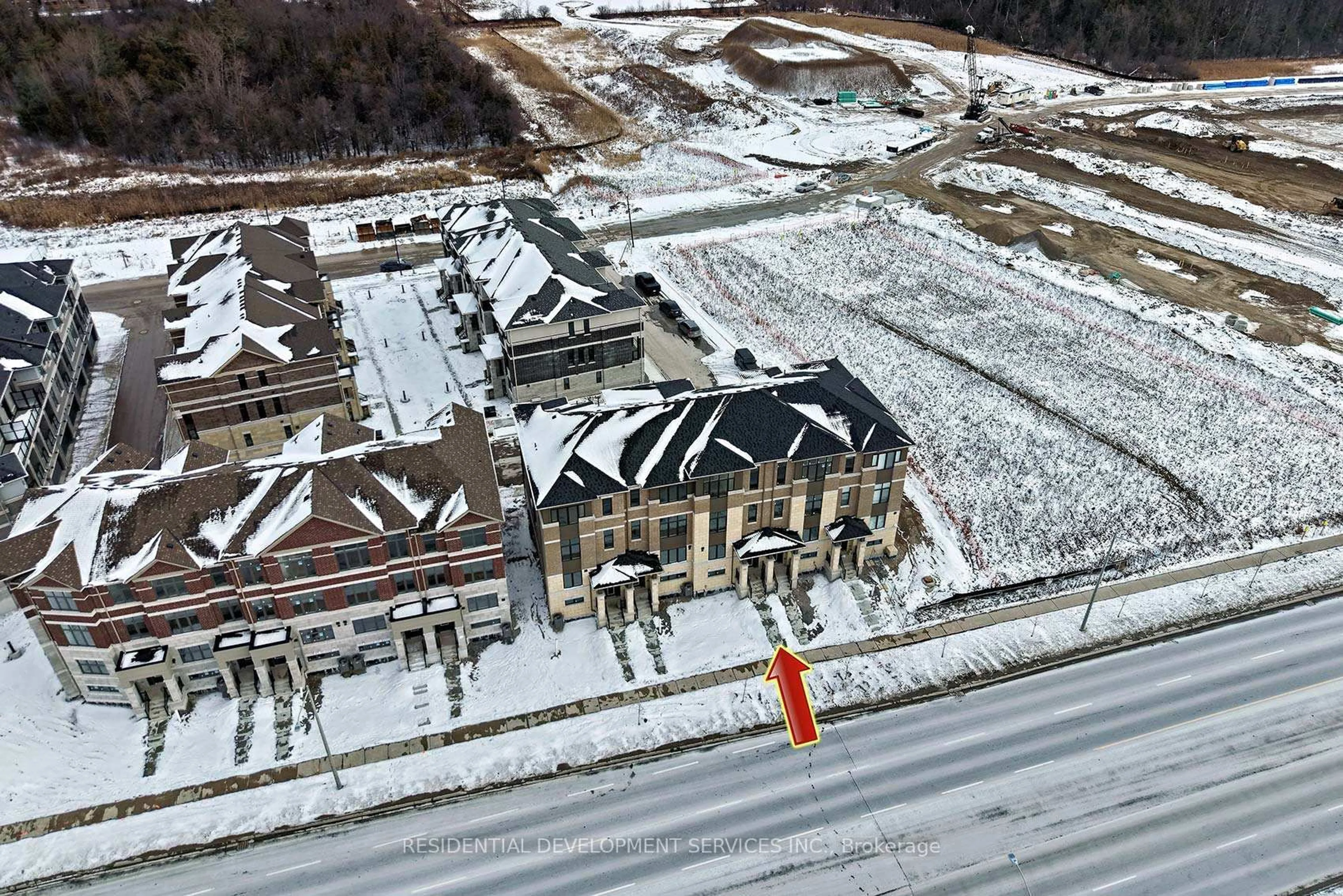 A pic from outside/outdoor area/front of a property/back of a property/a pic from drone, building for 11381 Leslie St, Richmond Hill Ontario L4S 0P3