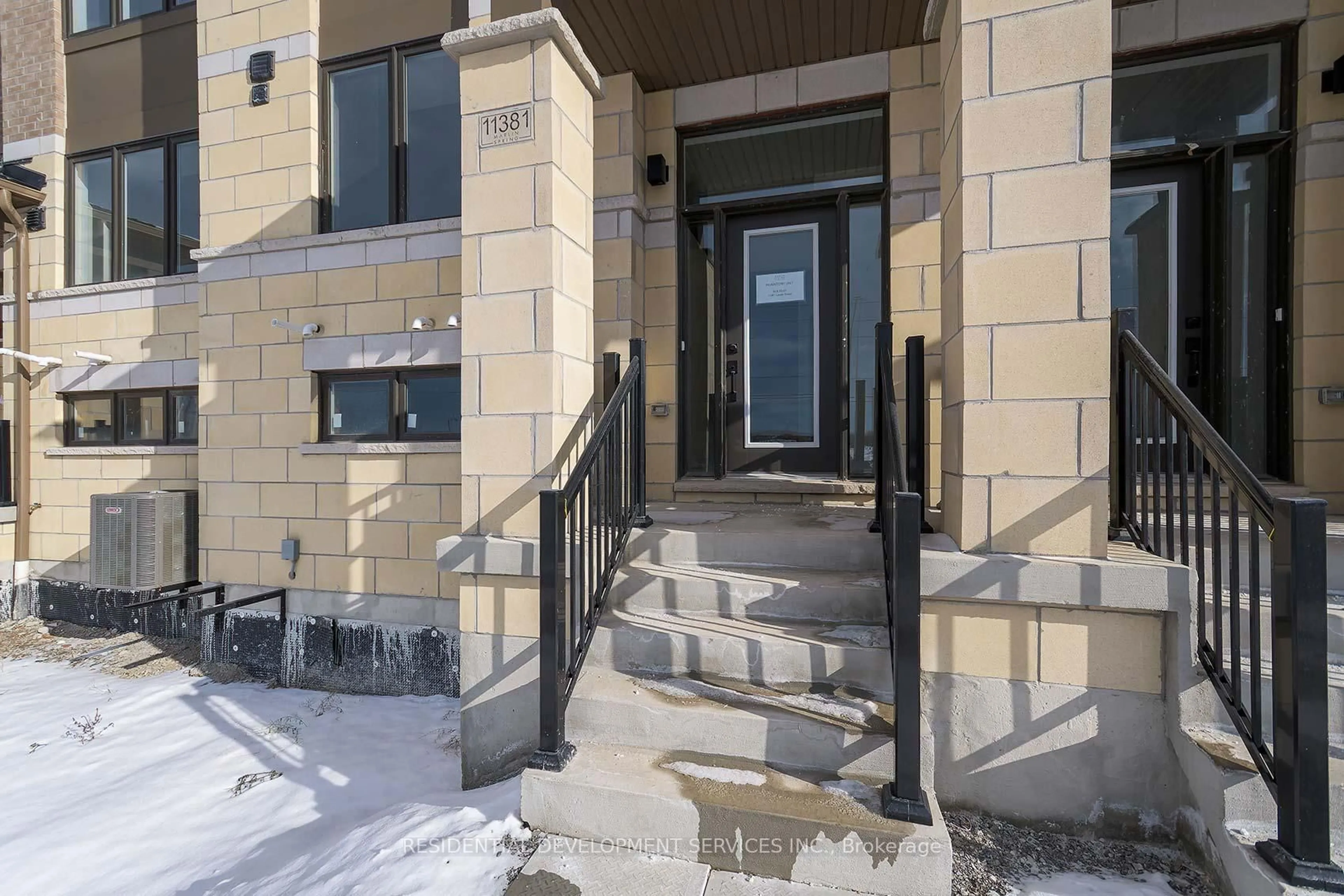 Indoor foyer for 11381 Leslie St, Richmond Hill Ontario L4S 0P3