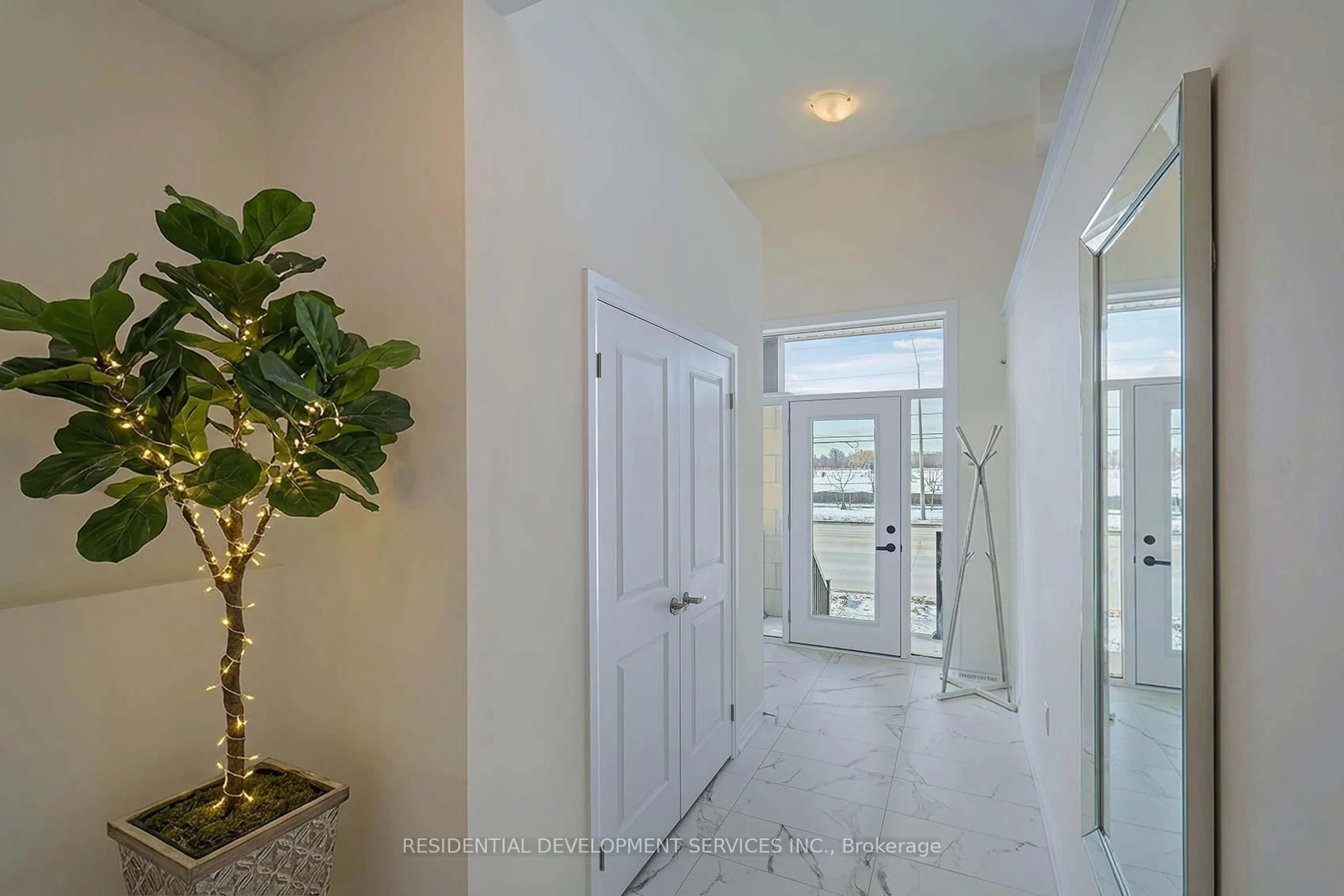 Indoor entryway for 11381 Leslie St, Richmond Hill Ontario L4S 0P3