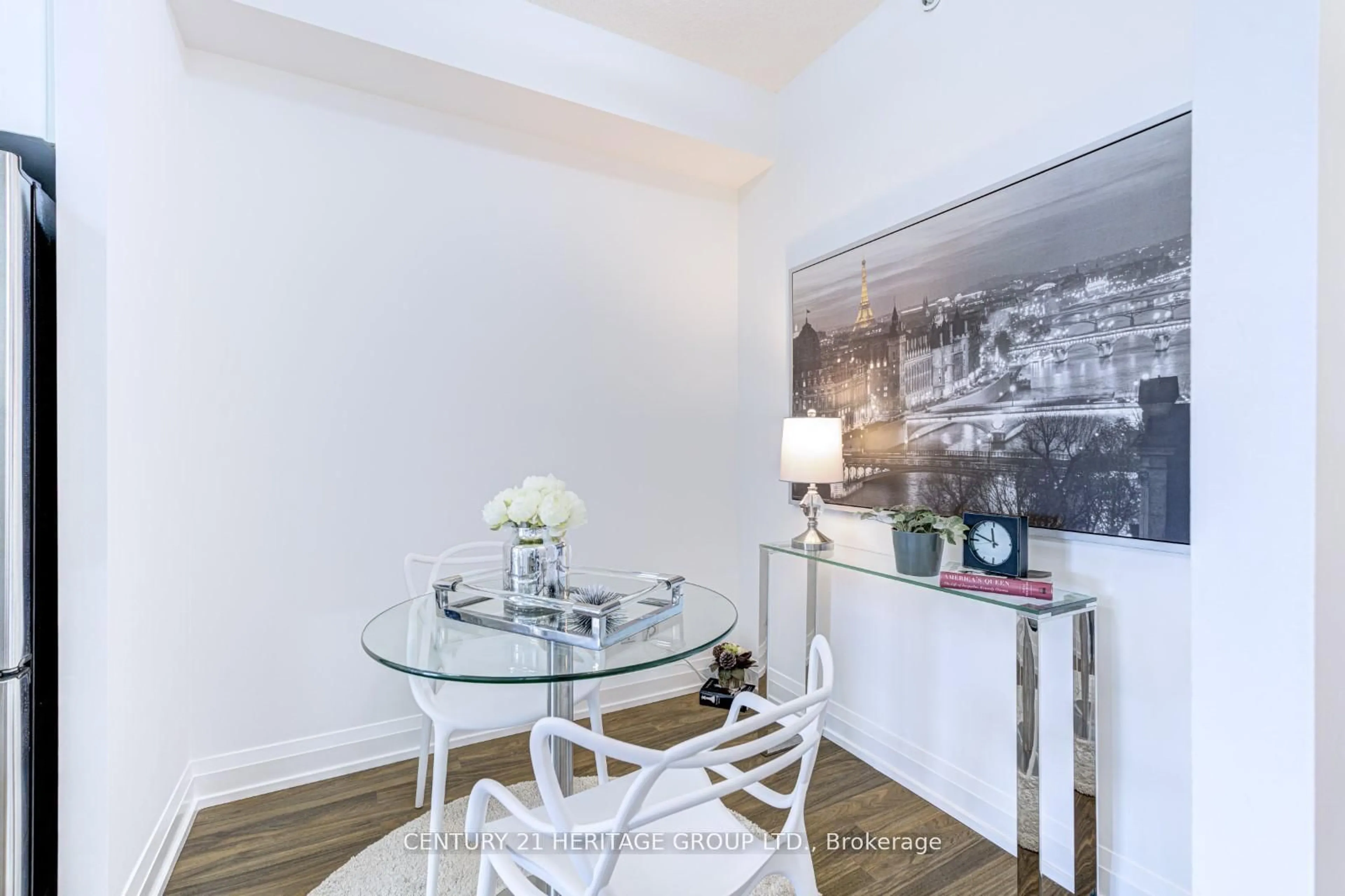 Dining room, wood/laminate floor for 7171 Yonge St #1112, Markham Ontario L3T 0C5