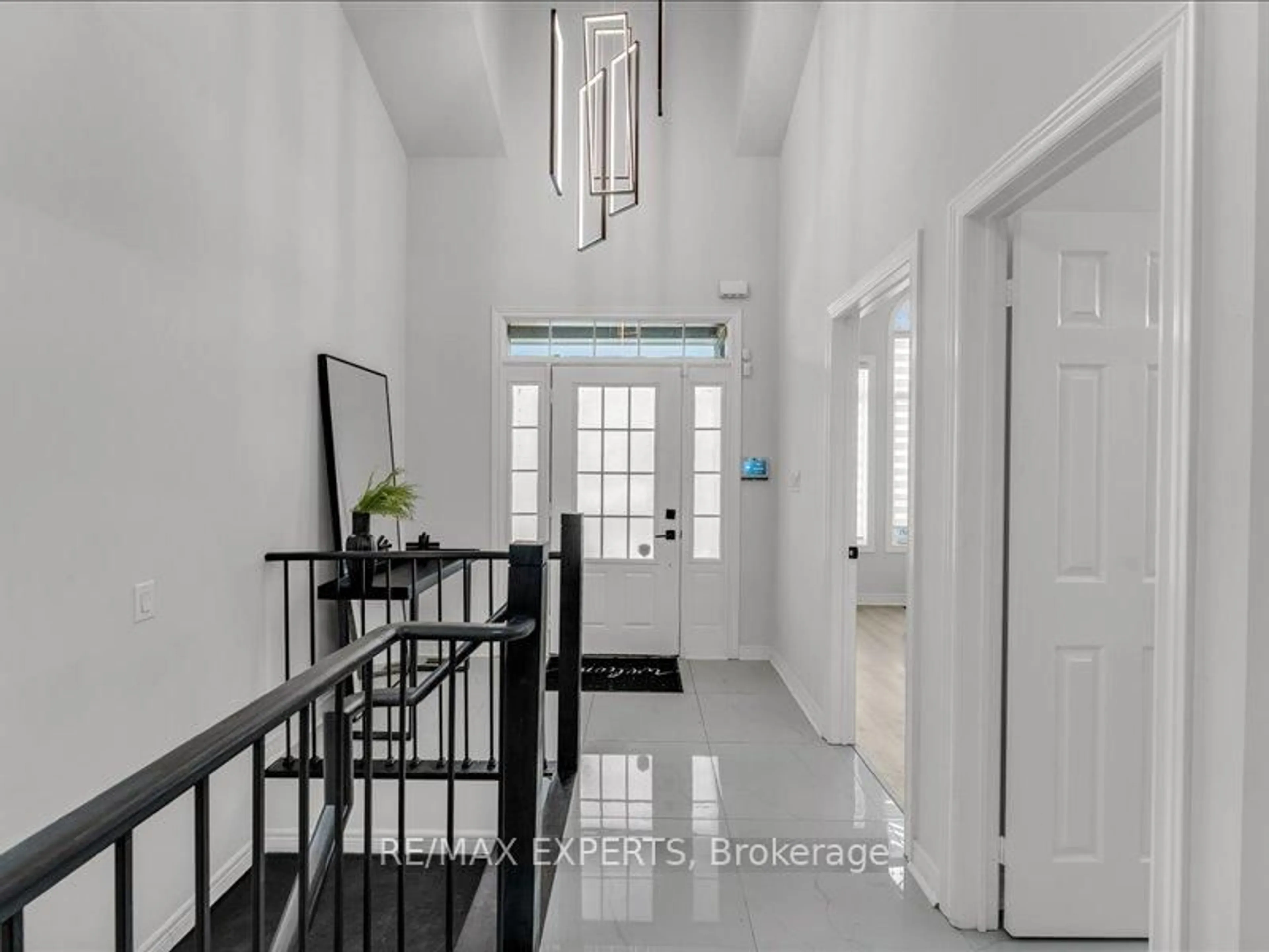 Indoor foyer for 12 Vista Dr, Bradford West Gwillimbury Ontario L3Z 0B6