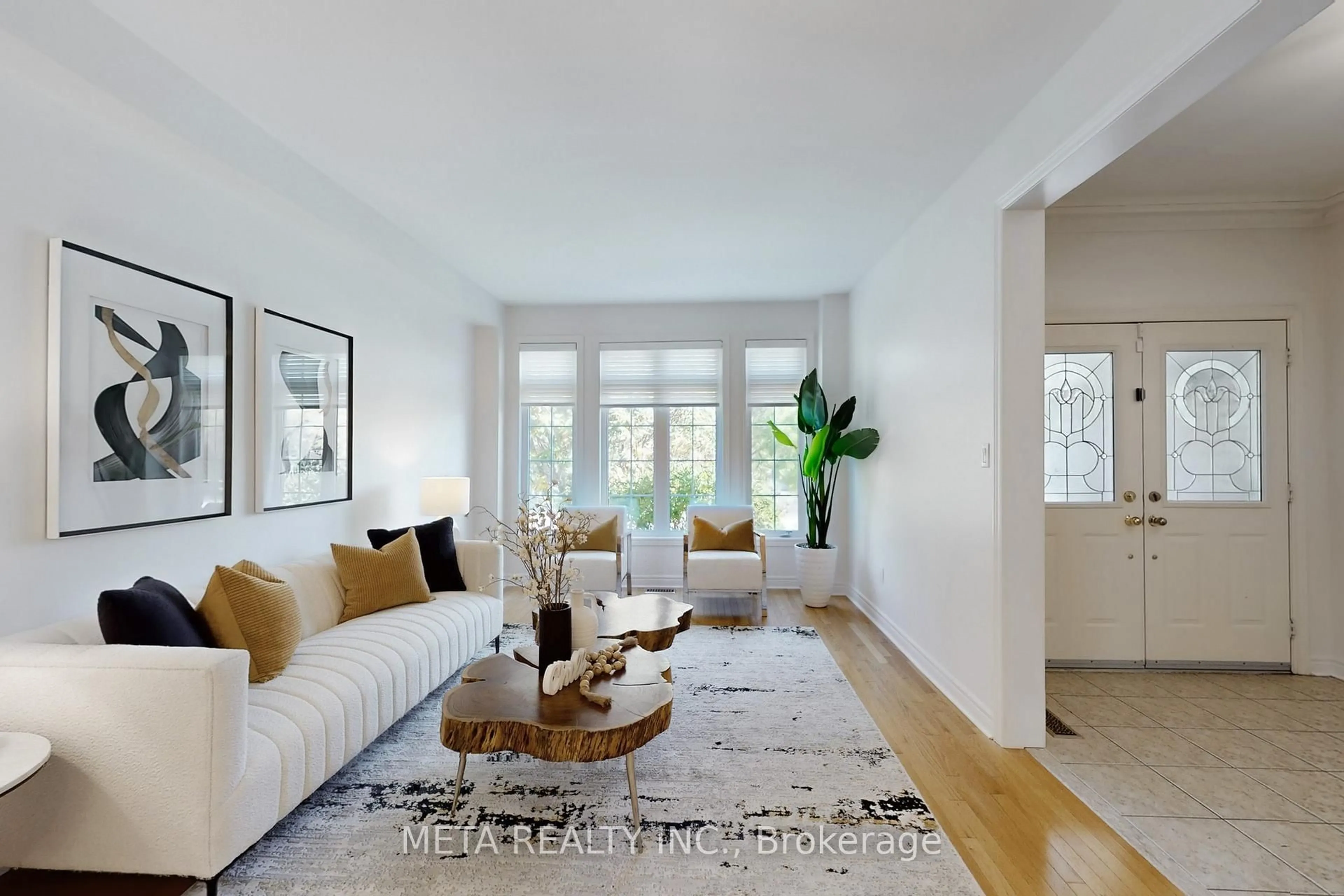 Living room with furniture, unknown for 188 Willis Dr, Aurora Ontario L4G 7M2