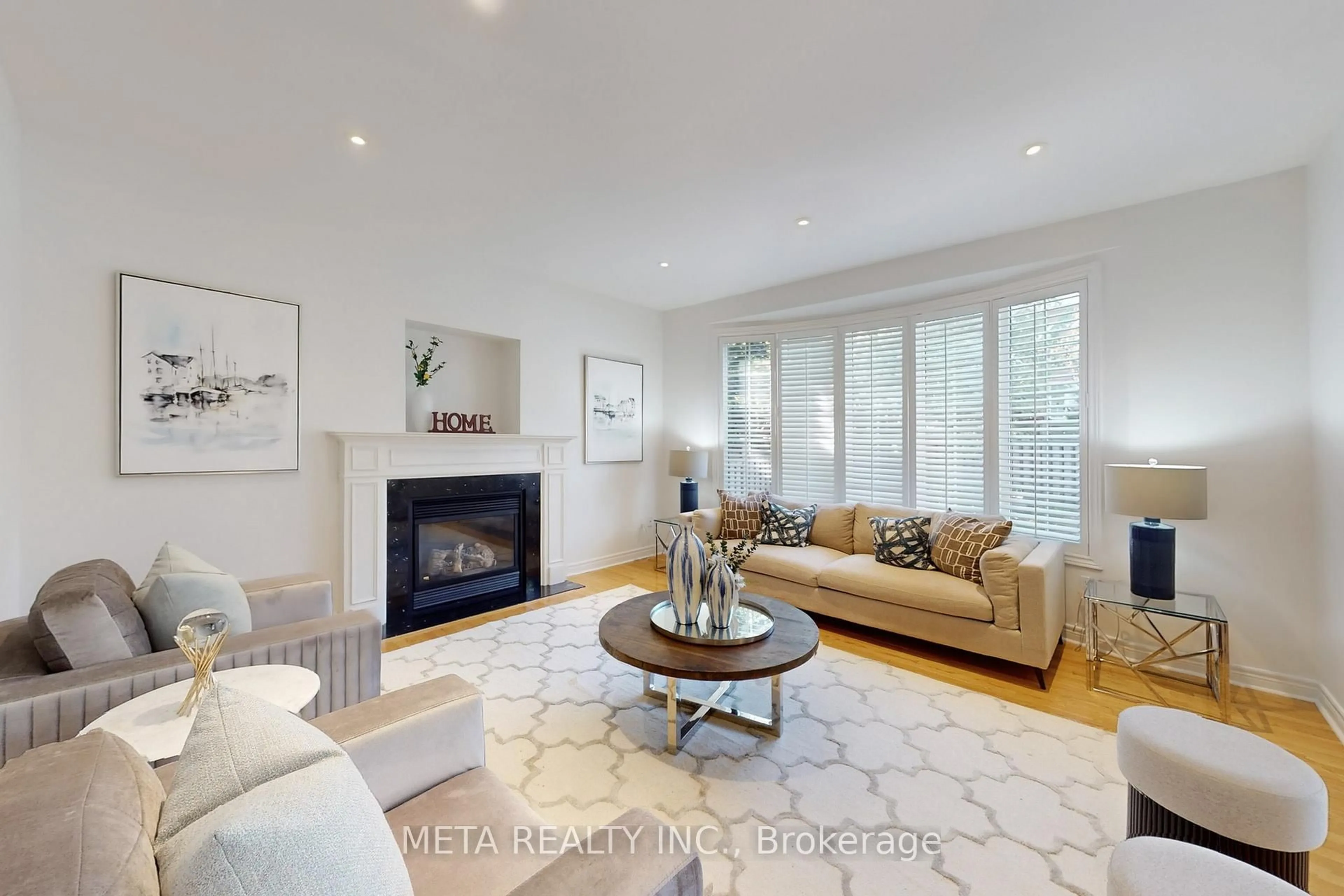 Living room with furniture, unknown for 188 Willis Dr, Aurora Ontario L4G 7M2