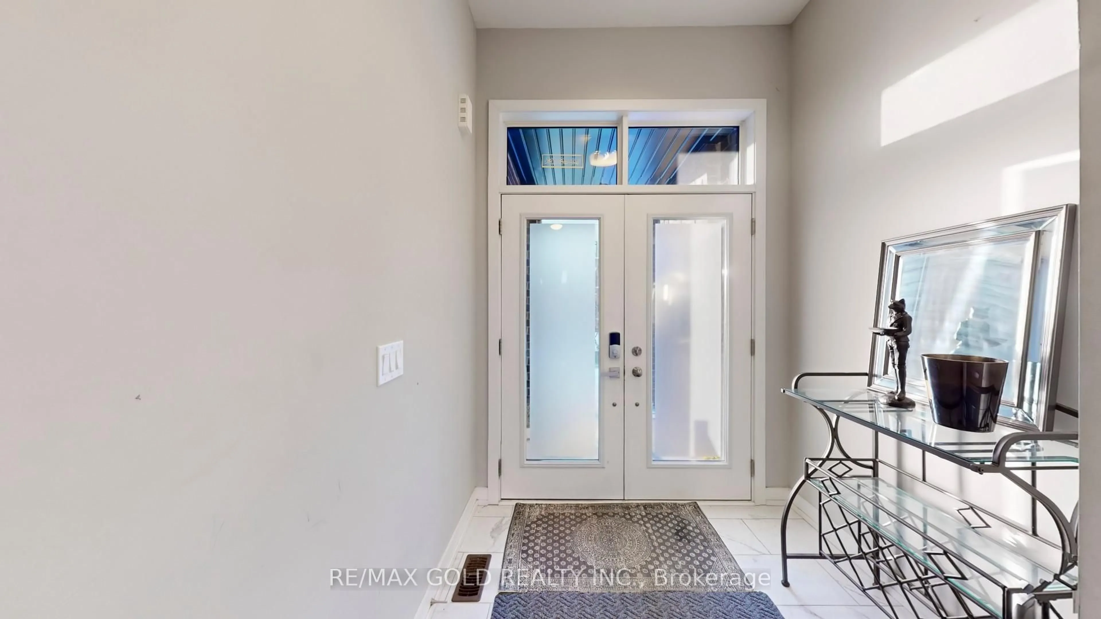 Indoor entryway for 3 Glenngarry Cres, Vaughan Ontario L6A 4Z4
