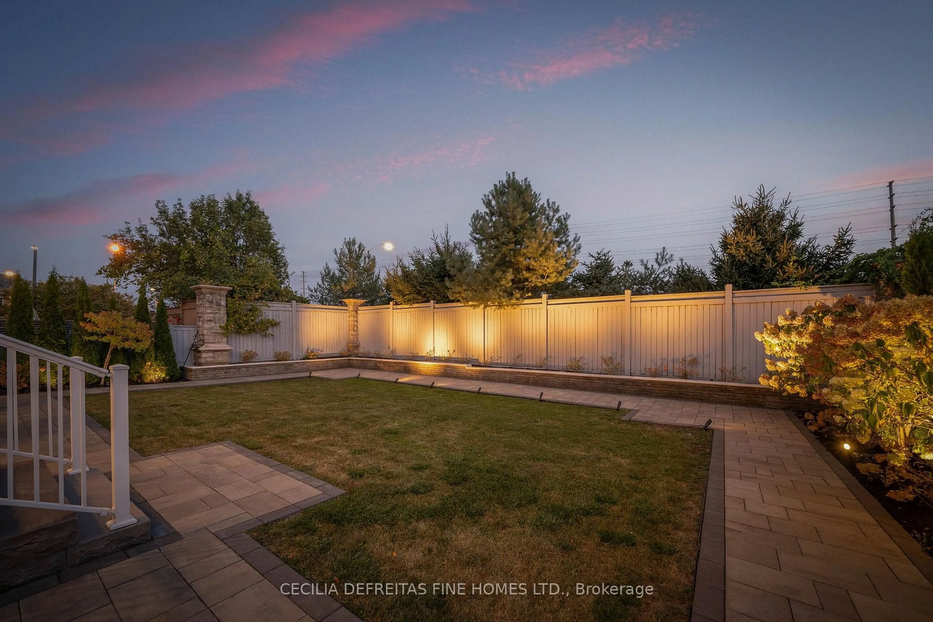 A pic from outside/outdoor area/front of a property/back of a property/a pic from drone, street for 11 Beauvista Crt, Vaughan Ontario L4H 3G6