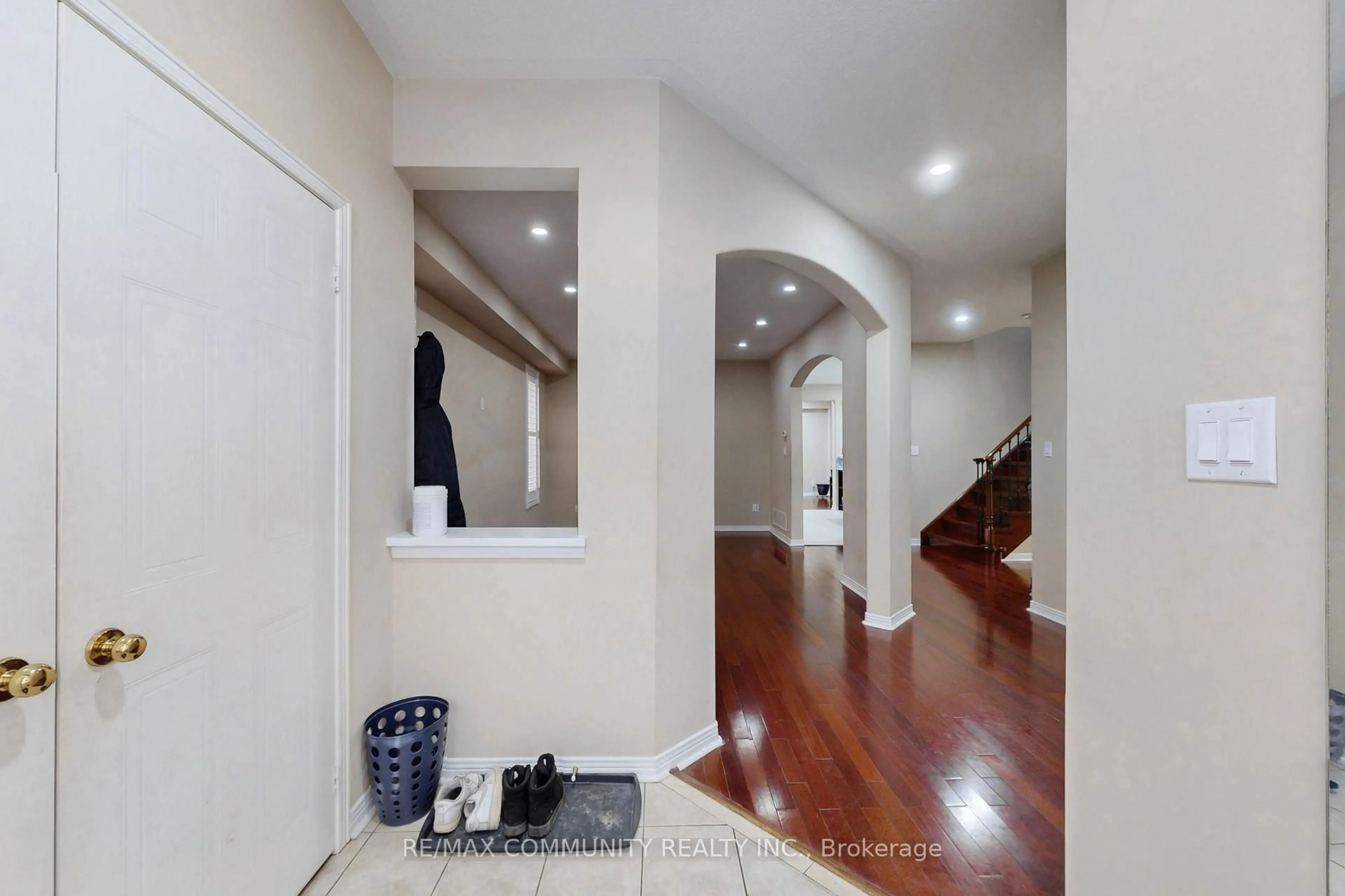 Indoor entryway for 10 Oxfordshire St, Markham Ontario L6C 2E1