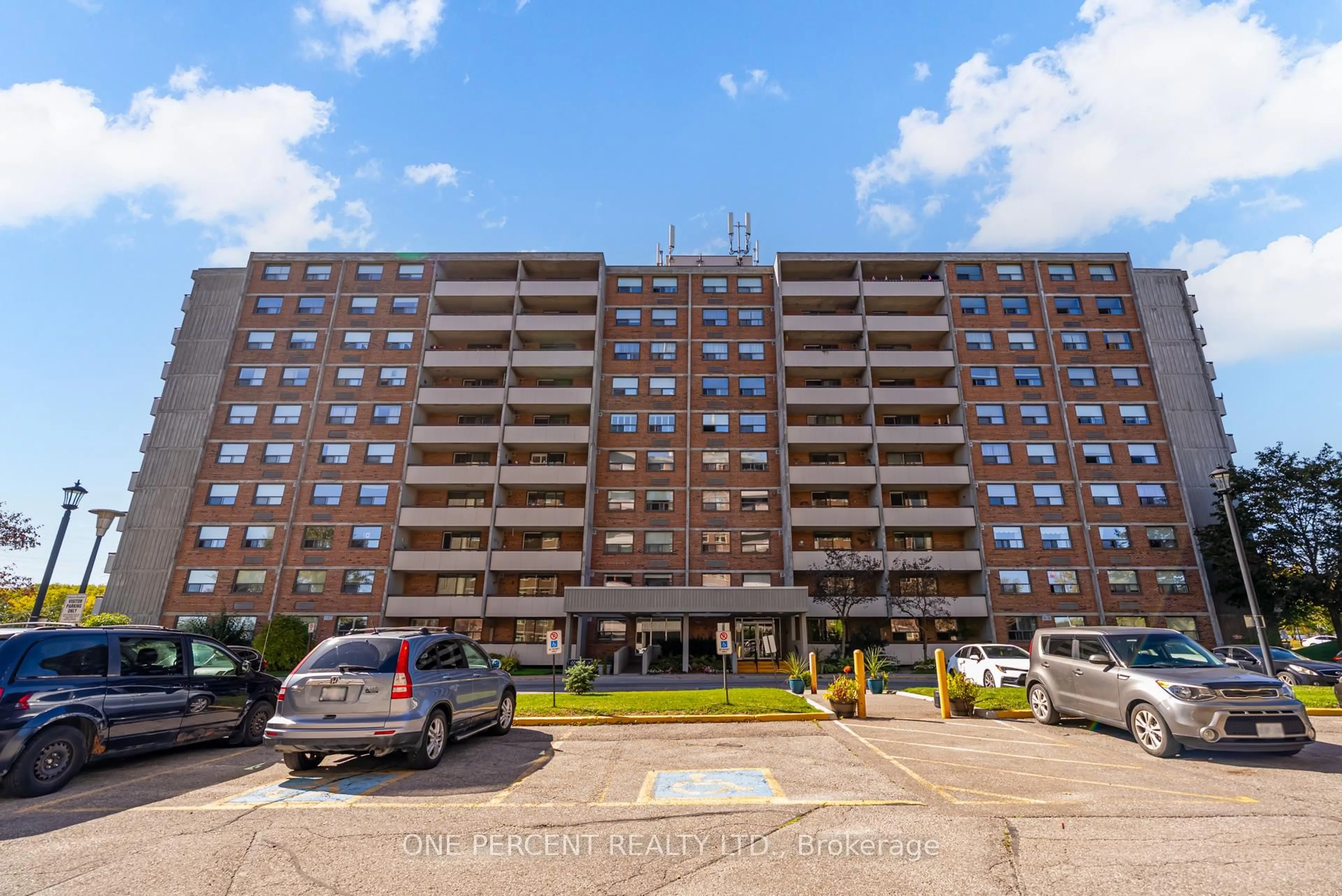 Patio, building for 20 William Roe Blvd #705, Newmarket Ontario L3Y 5V6