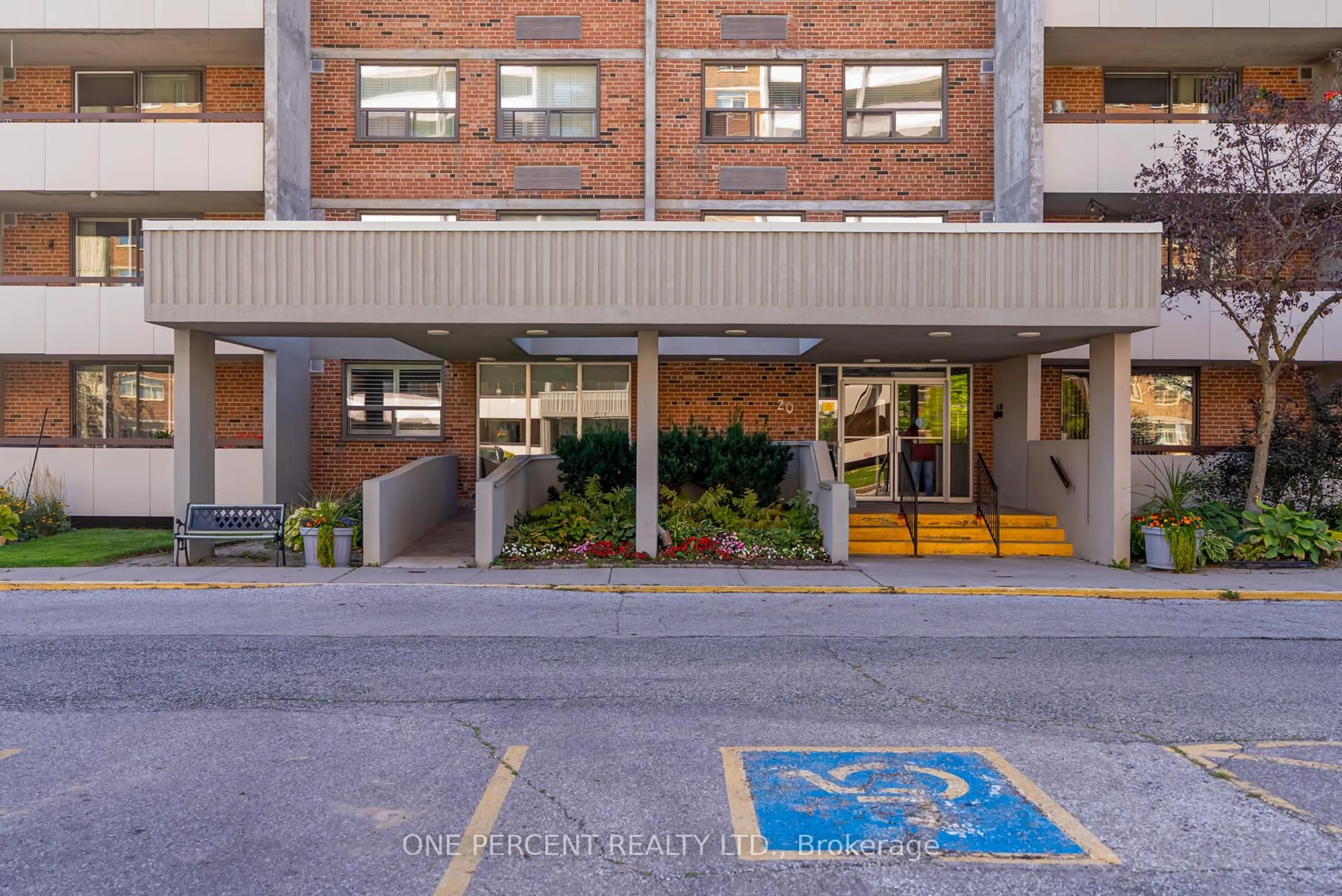 Indoor foyer for 20 William Roe Blvd #705, Newmarket Ontario L3Y 5V6