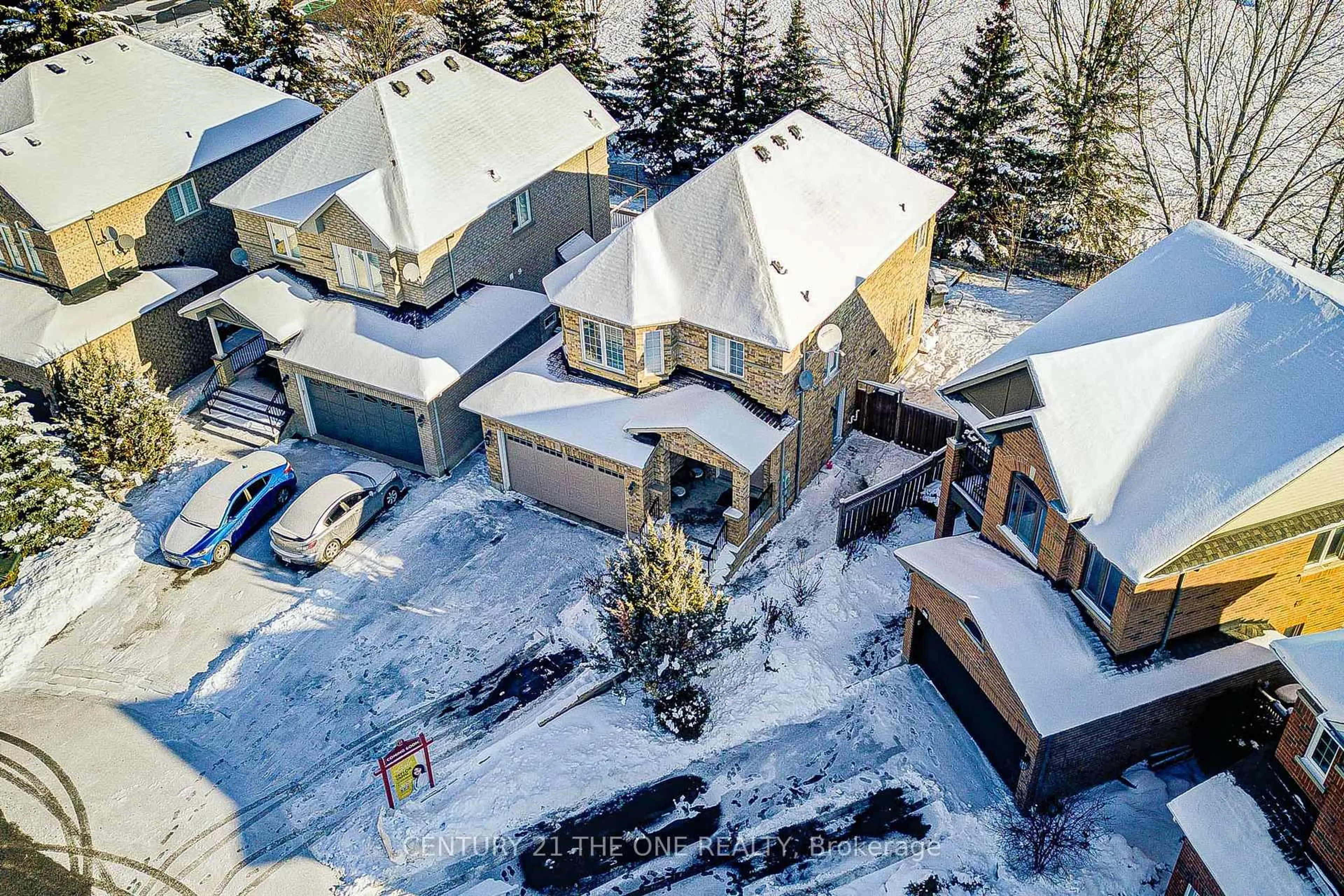 A pic from outside/outdoor area/front of a property/back of a property/a pic from drone, street for 821 Walsh Crt, Newmarket Ontario L3X 2V3