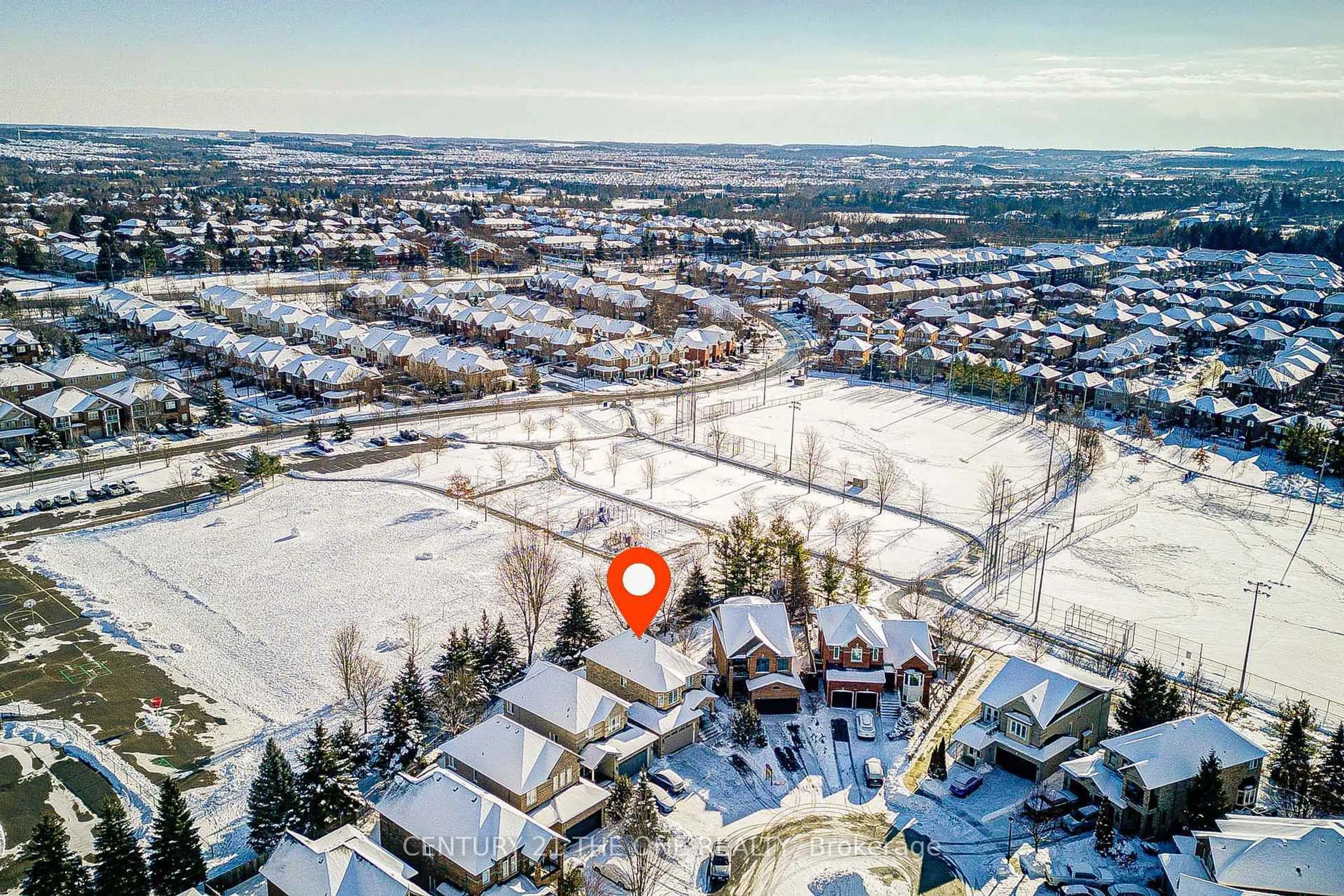 A pic from outside/outdoor area/front of a property/back of a property/a pic from drone, street for 821 Walsh Crt, Newmarket Ontario L3X 2V3
