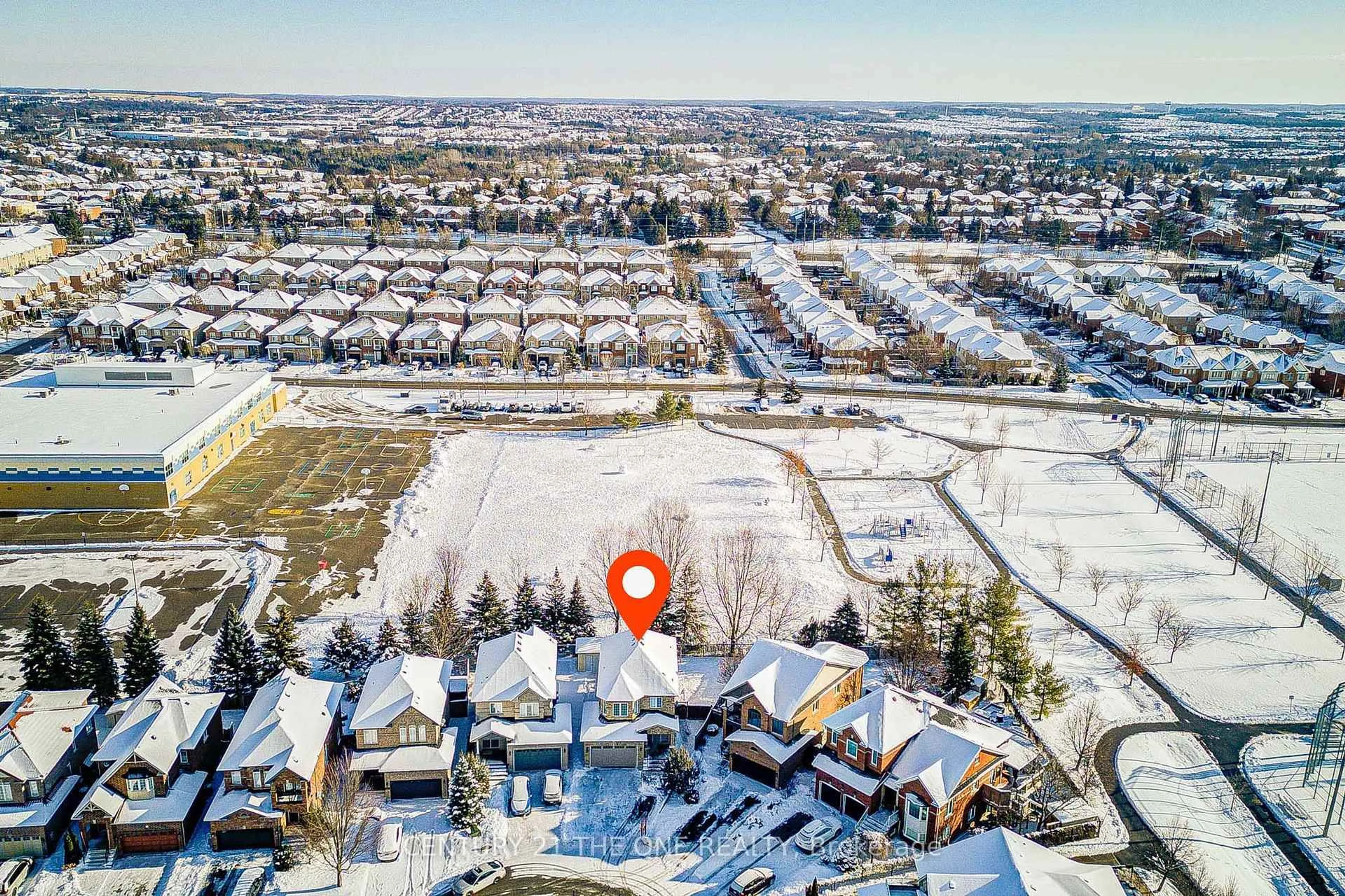 A pic from outside/outdoor area/front of a property/back of a property/a pic from drone, street for 821 Walsh Crt, Newmarket Ontario L3X 2V3