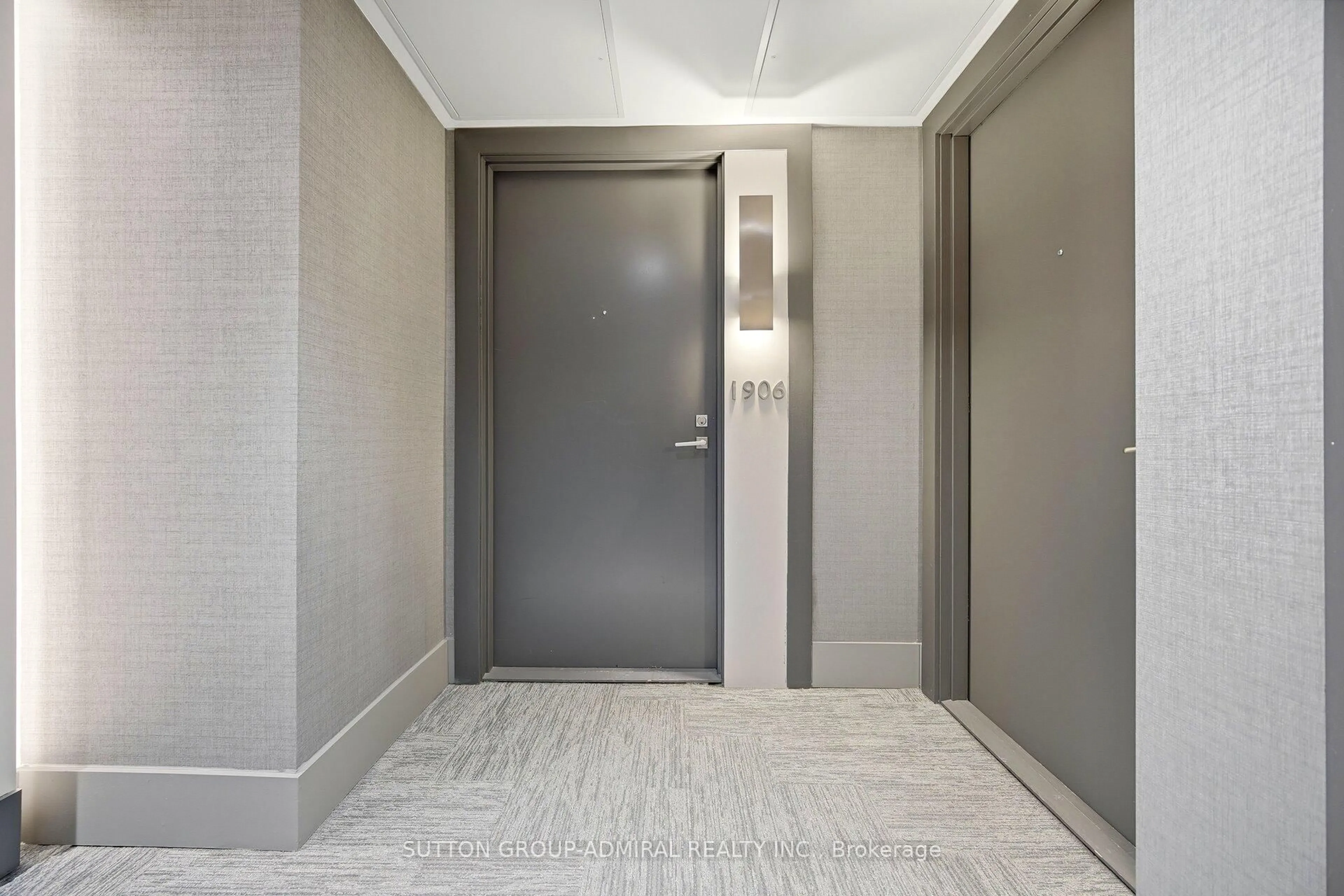 Indoor foyer for 2908 Highway 7, Vaughan Ontario L4K 0K5