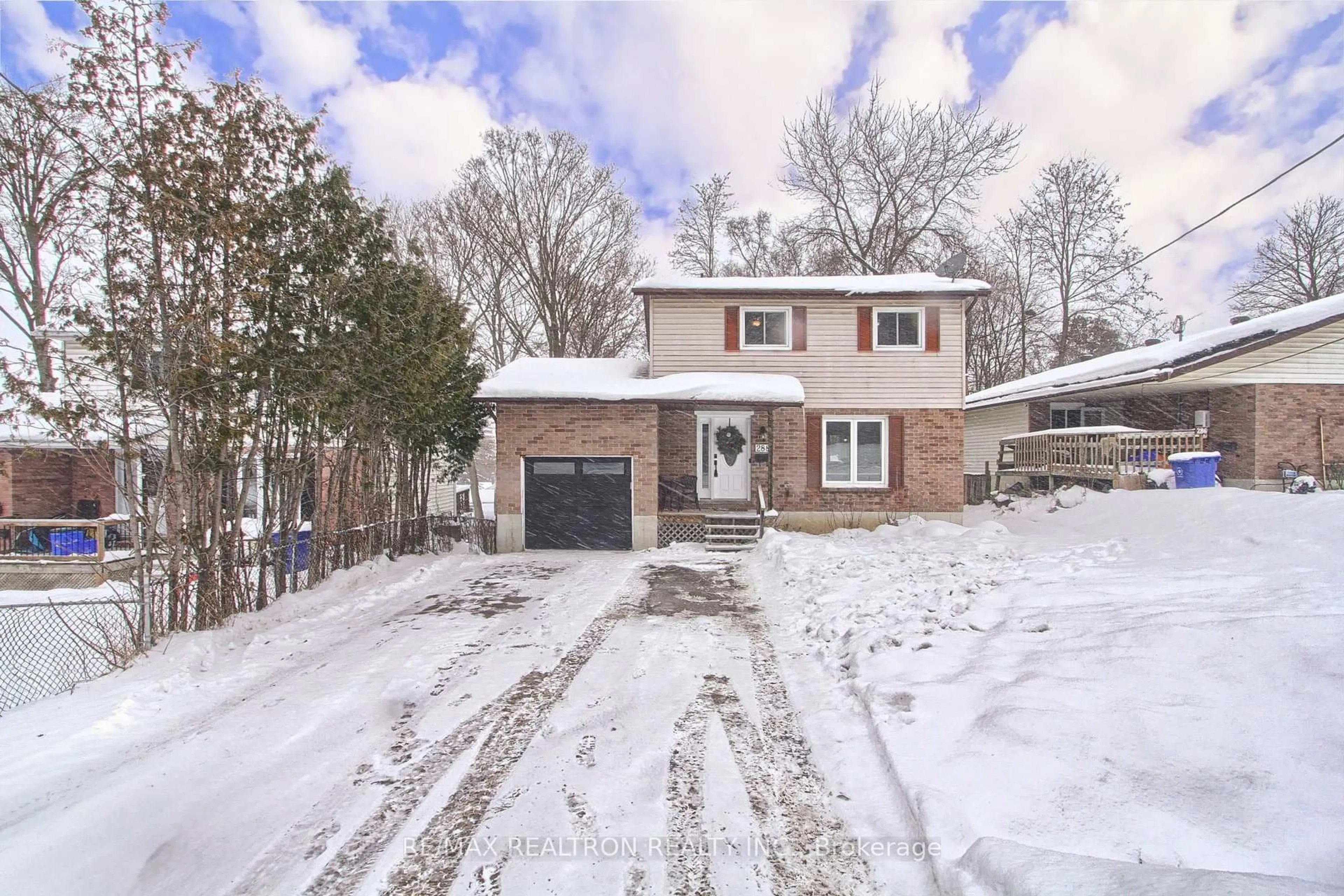 A pic from outside/outdoor area/front of a property/back of a property/a pic from drone, street for 288 Terrace Dr, Georgina Ontario L4P 2Y8