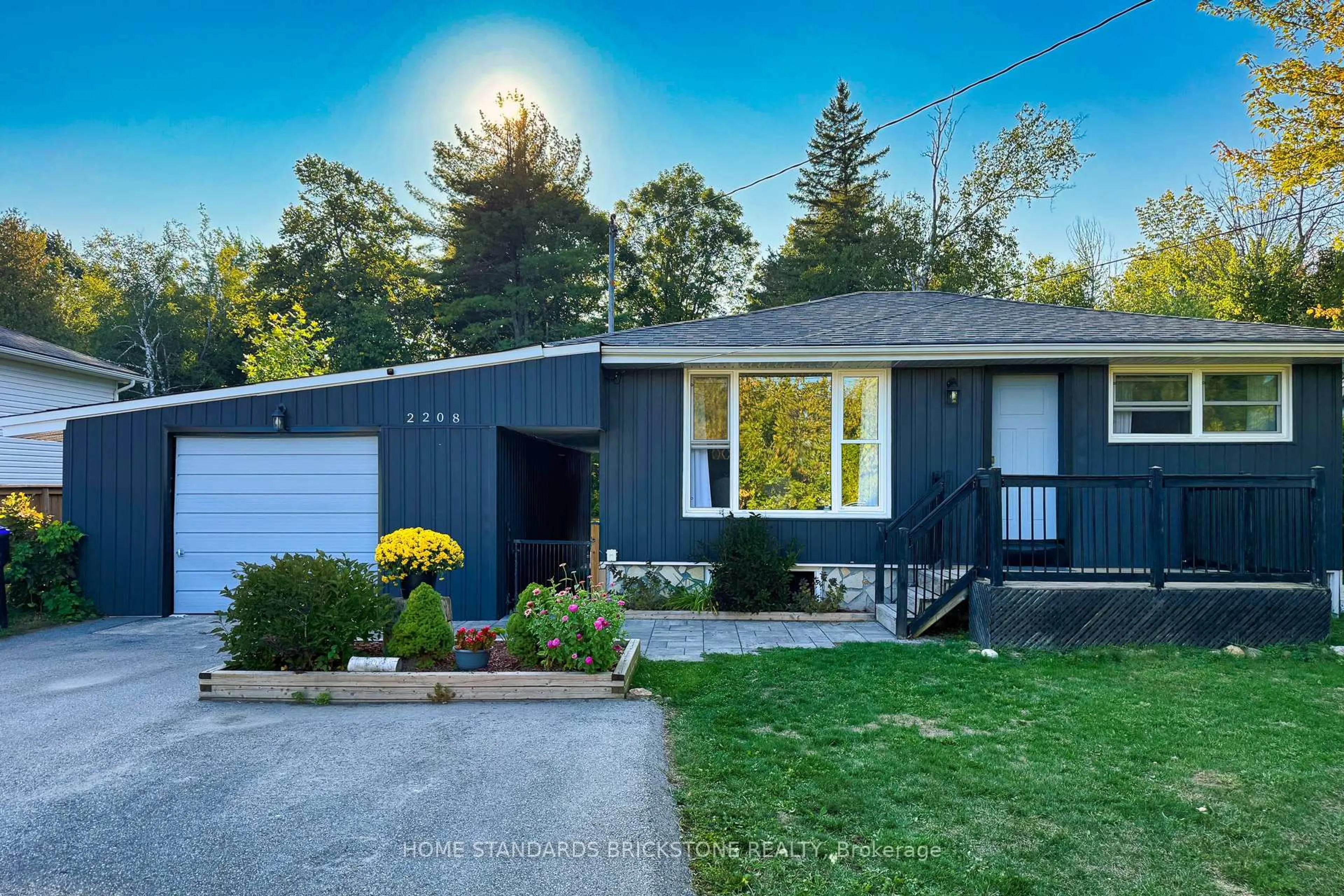 Home with vinyl exterior material, street for 2208 Willard Ave, Innisfil Ontario L9S 2C1