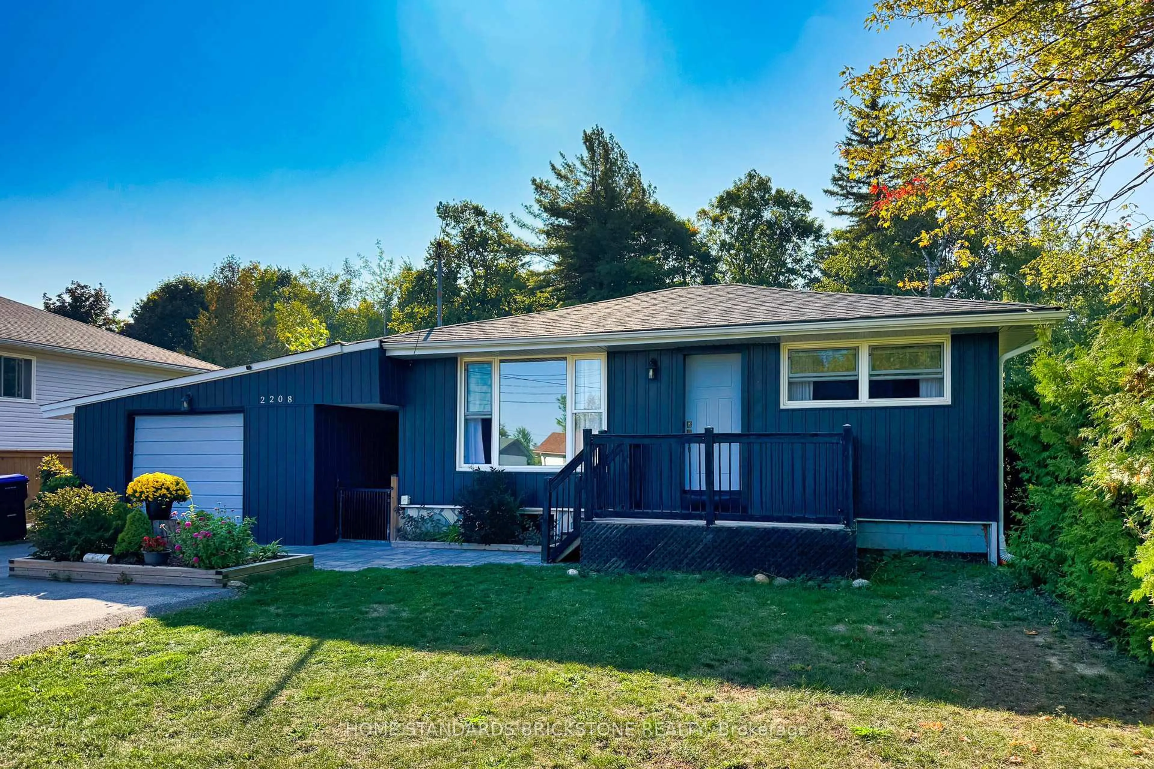 Home with vinyl exterior material, water/lake/river/ocean view for 2208 Willard Ave, Innisfil Ontario L9S 2C1