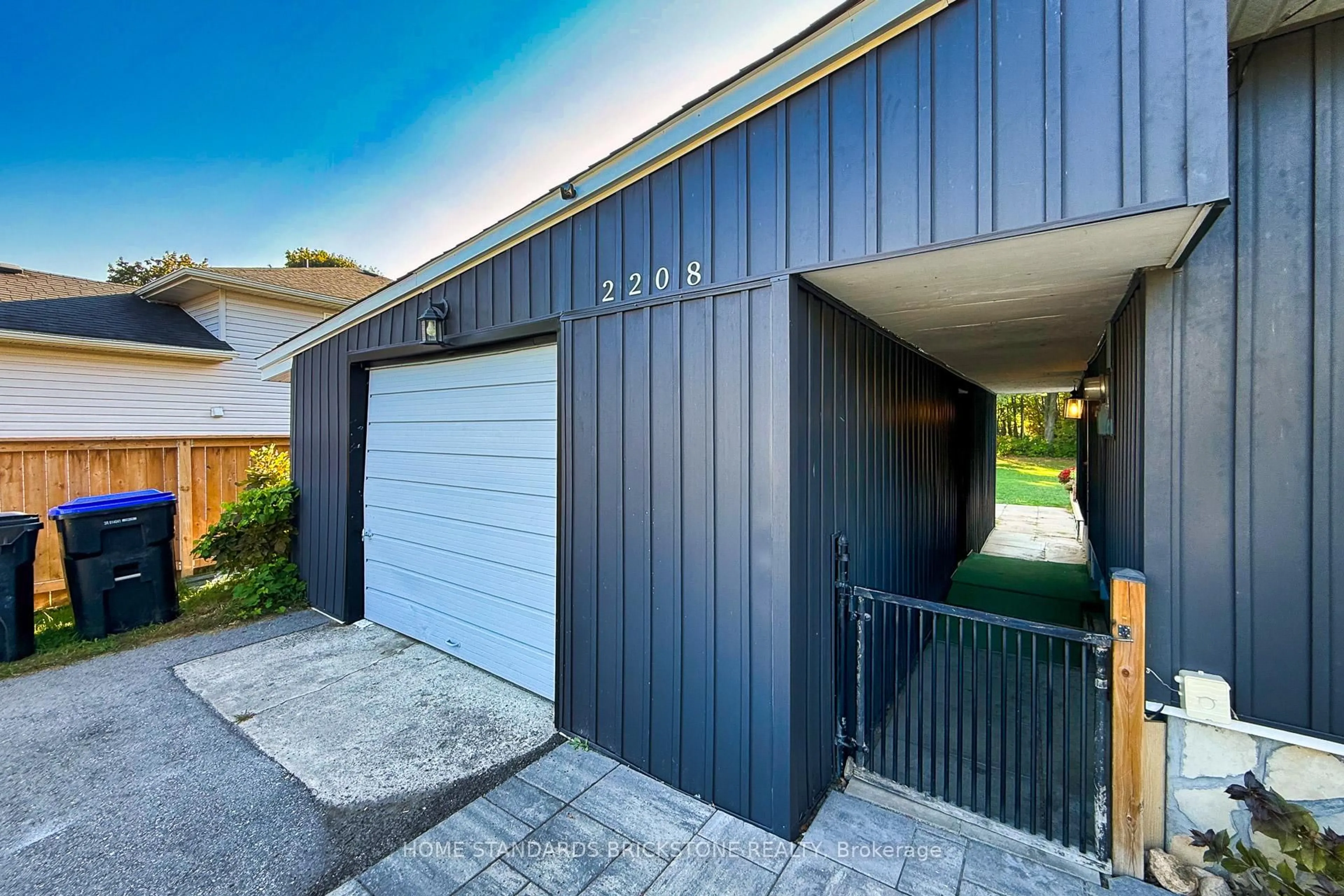 Indoor garage for 2208 Willard Ave, Innisfil Ontario L9S 2C1