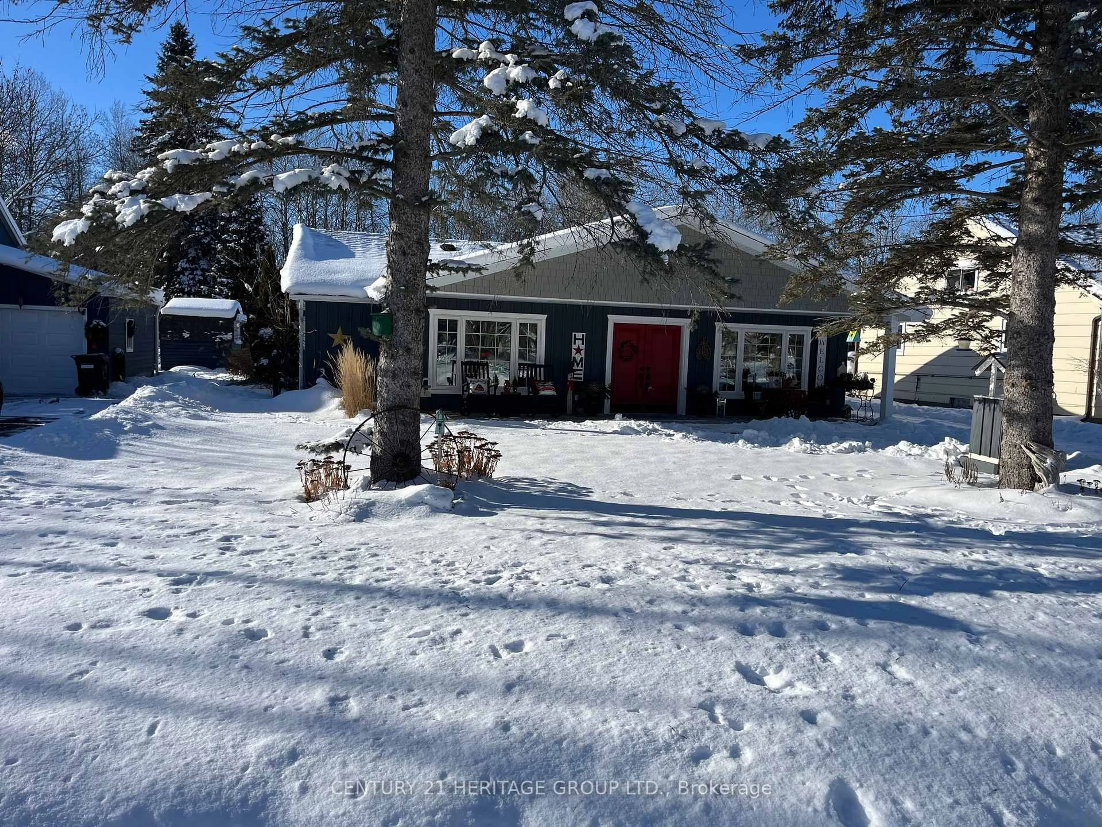 A pic from outside/outdoor area/front of a property/back of a property/a pic from drone, street for 182 Parkview Dr, Innisfil Ontario L0L 1R0