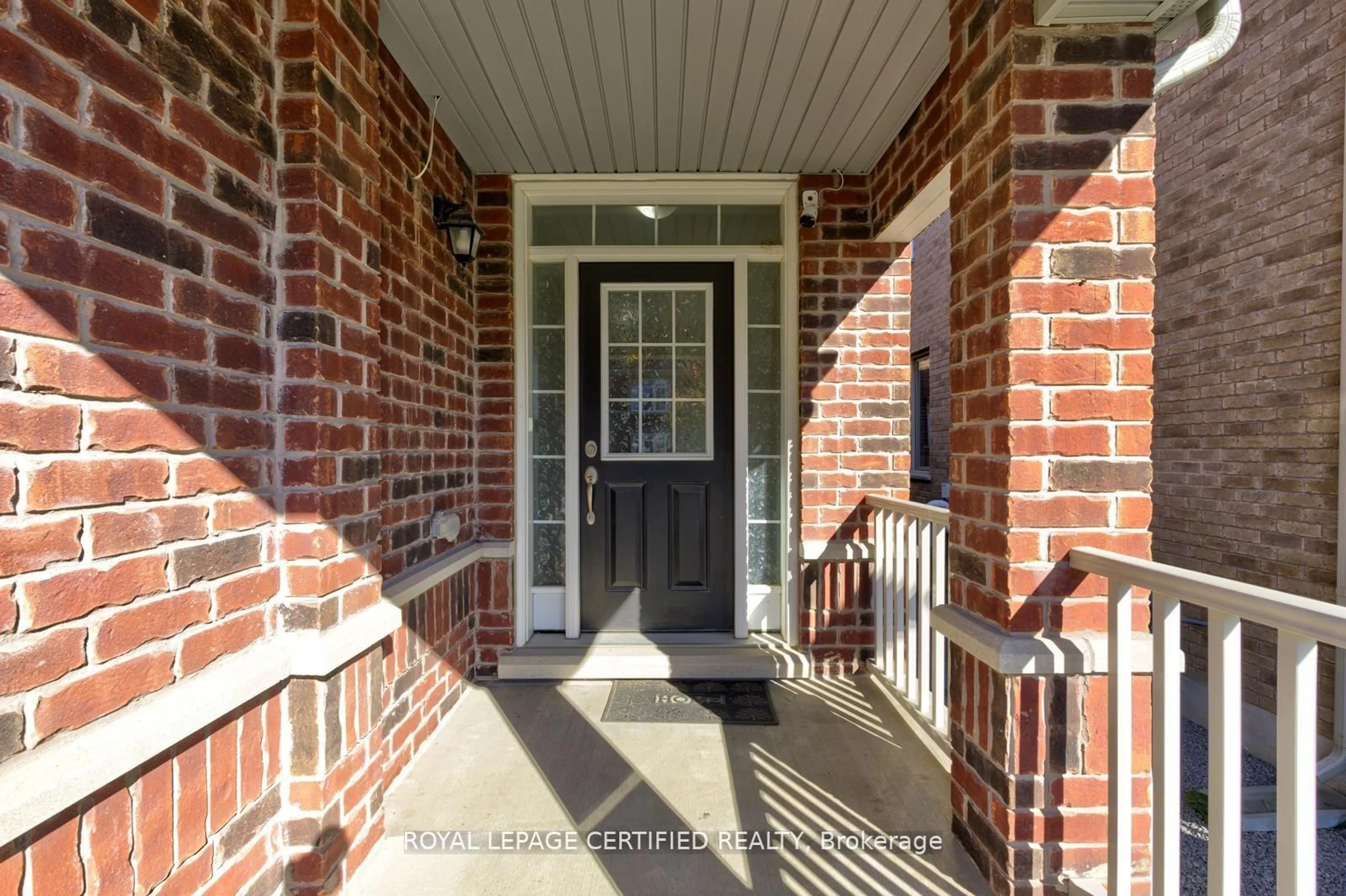 Indoor entryway for 46 Deer Pass Rd, East Gwillimbury Ontario L9N 0L6